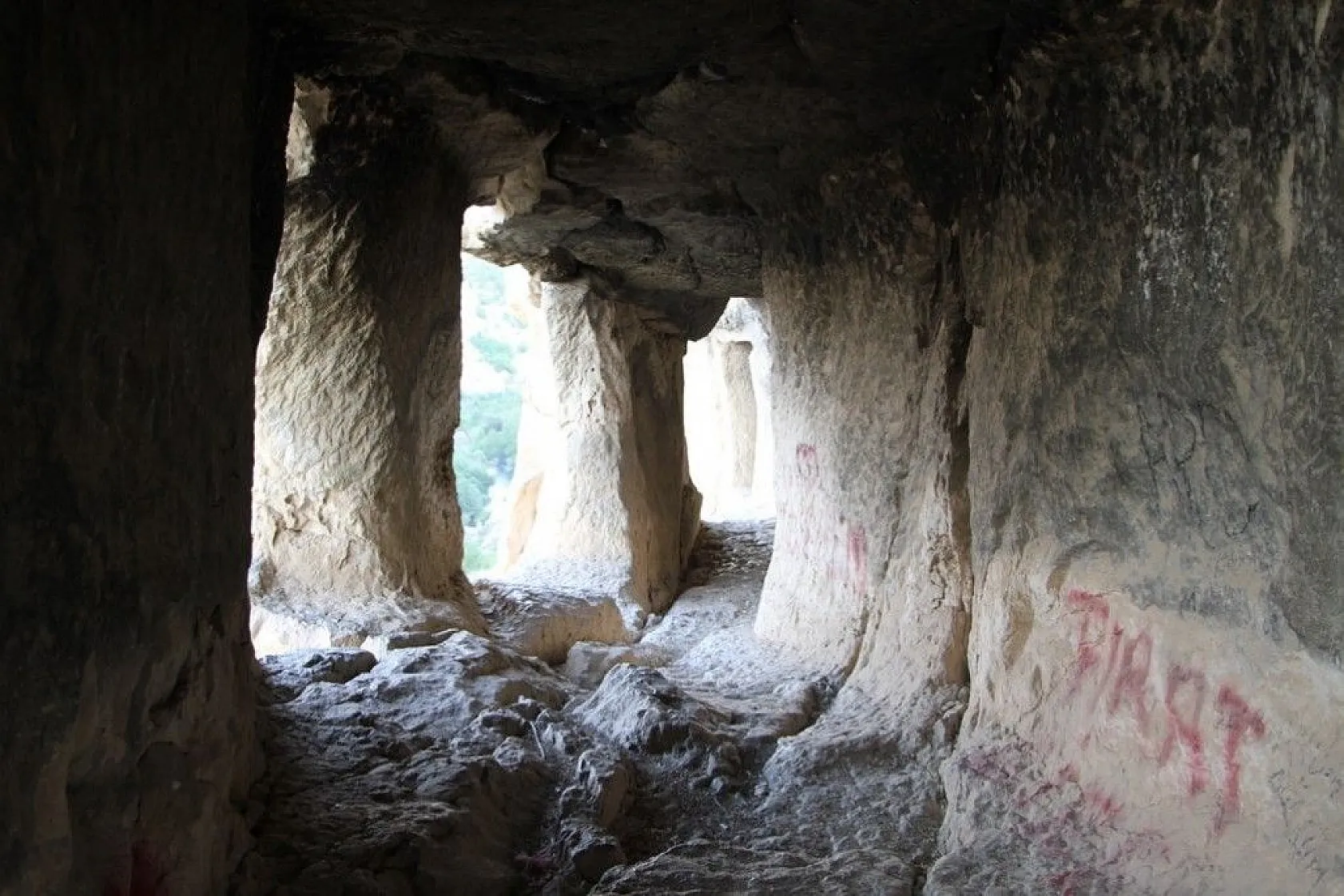 Tunceli'nin kaya konutları 'İn delikleri' dikkat çekiyor