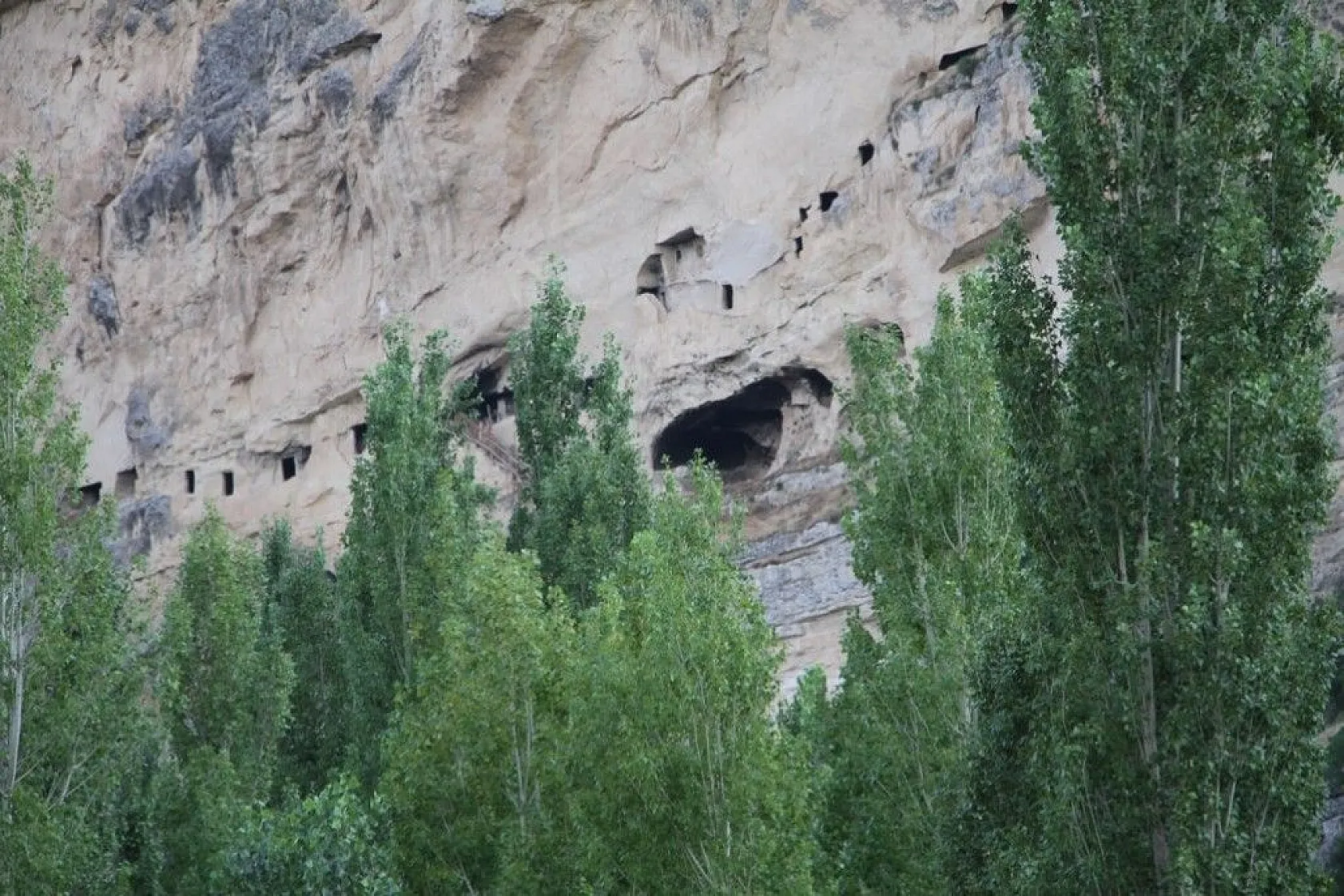 Tunceli'nin kaya konutları 'İn delikleri' dikkat çekiyor