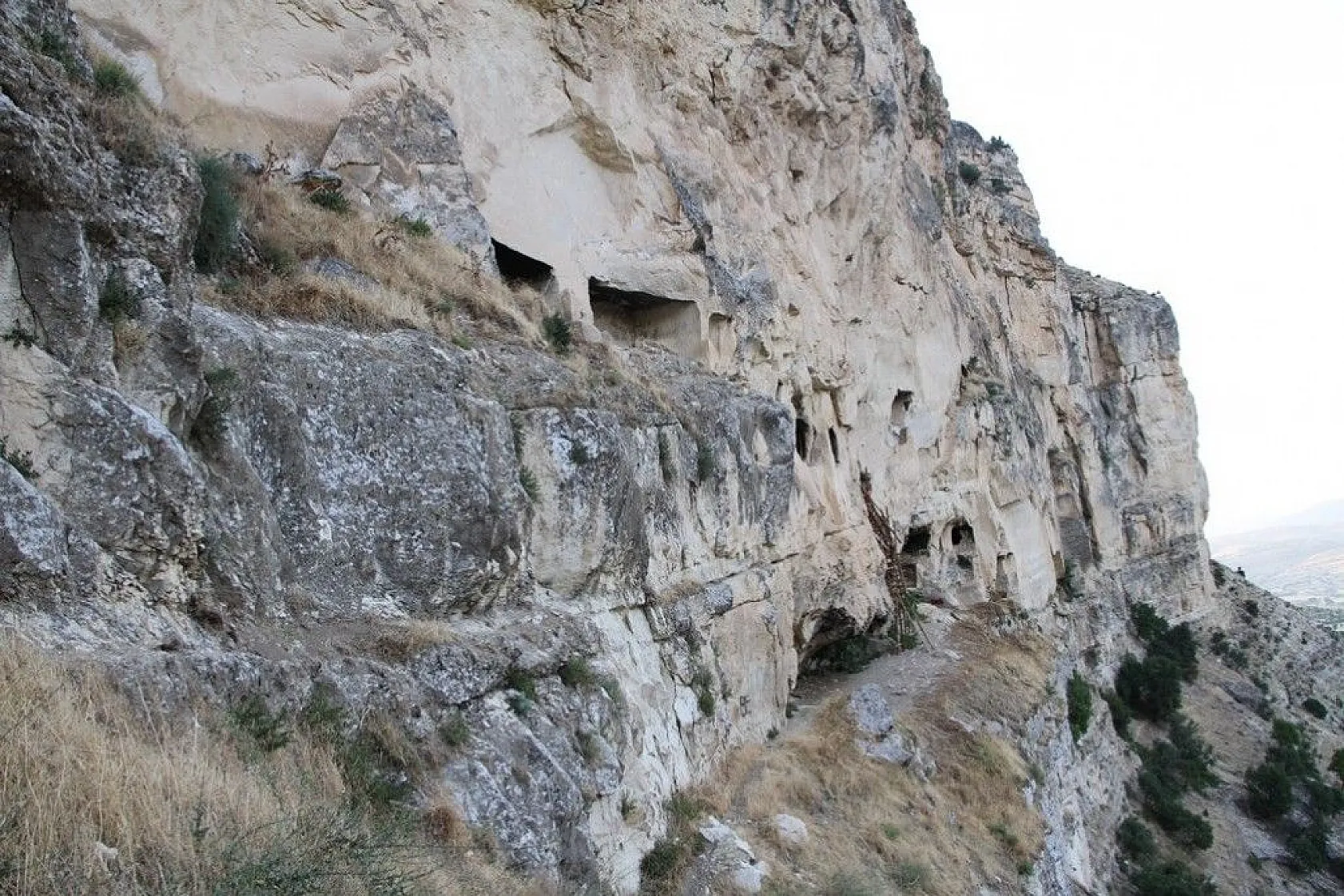Tunceli'nin kaya konutları 'İn delikleri' dikkat çekiyor
