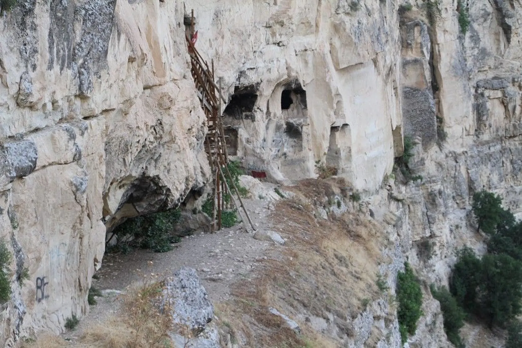 Tunceli'nin kaya konutları 'İn delikleri' dikkat çekiyor