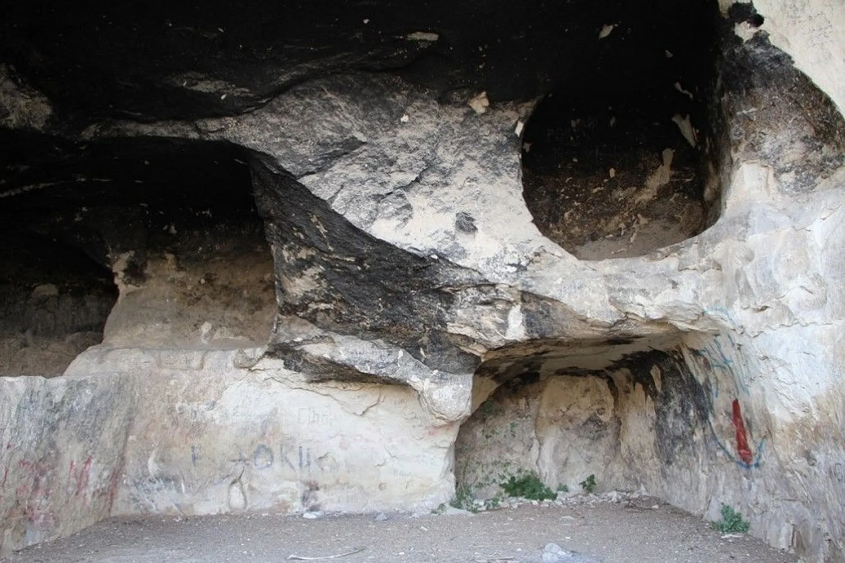 Tunceli'nin kaya konutları 'İn delikleri' dikkat çekiyor