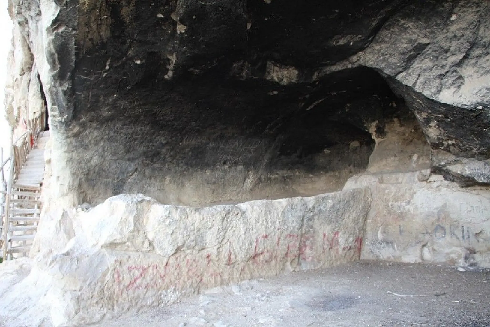 Tunceli'nin kaya konutları 'İn delikleri' dikkat çekiyor
