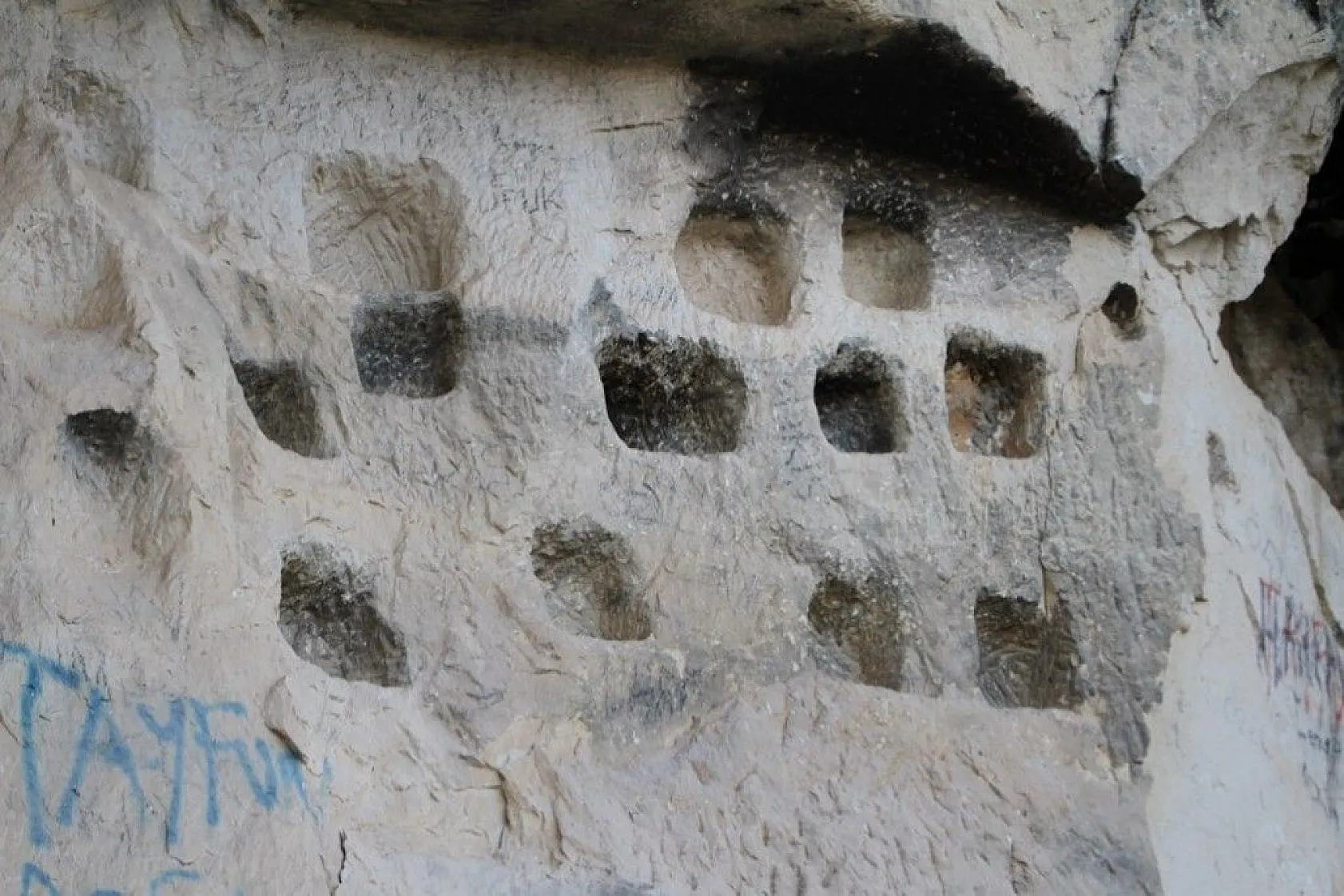 Tunceli'nin kaya konutları 'İn delikleri' dikkat çekiyor