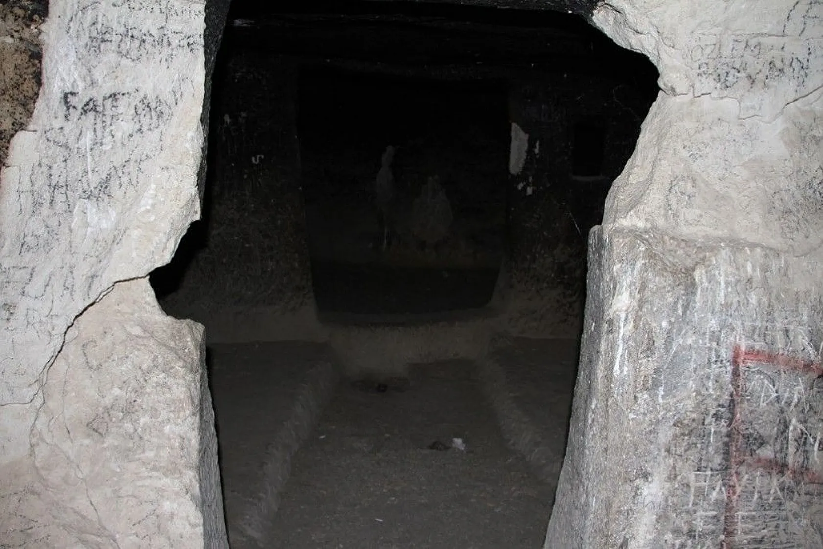 Tunceli'nin kaya konutları 'İn delikleri' dikkat çekiyor