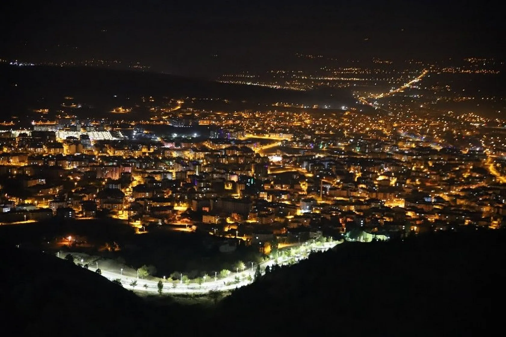 Elazığ'da cadde ve sokaklar boş kaldı