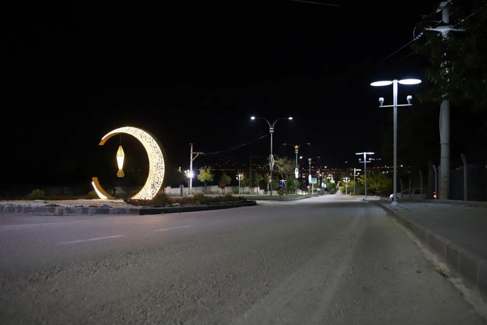 Elazığ'da cadde ve sokaklar boş kaldı