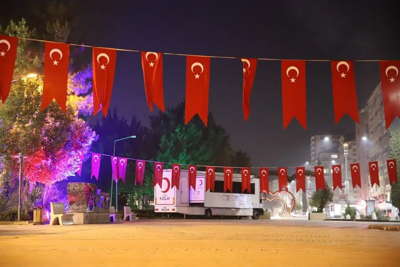 Elazığ'da cadde ve sokaklar boş kaldı