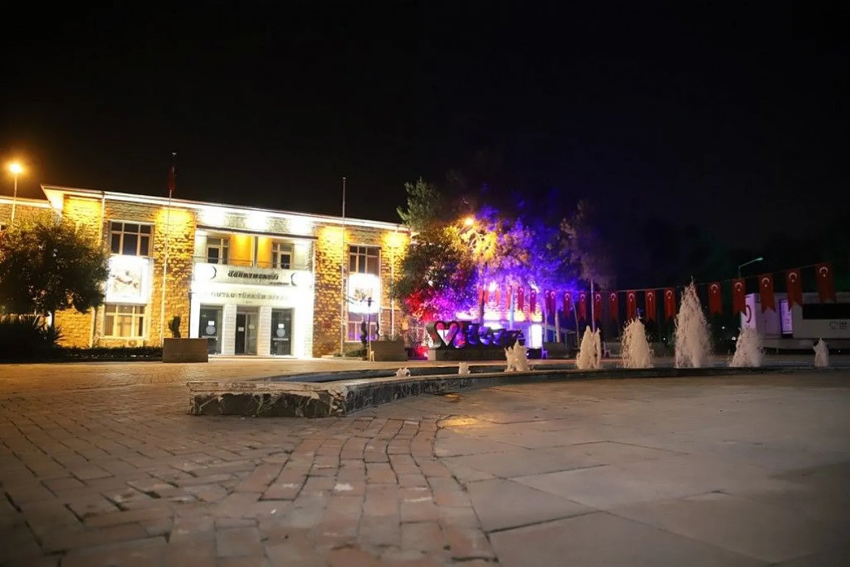 Elazığ'da cadde ve sokaklar boş kaldı