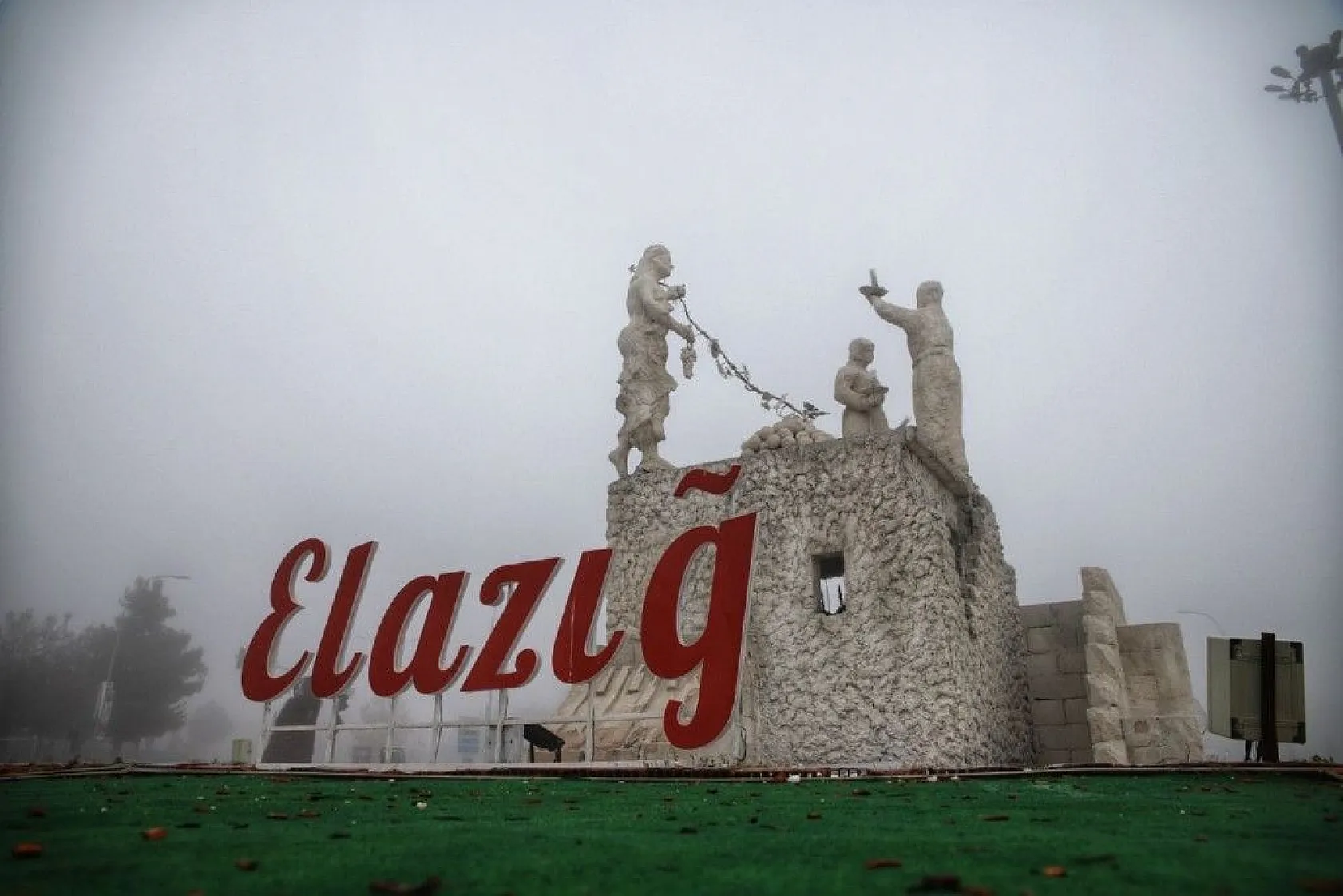 Sessizliğe bürünen Elazığ, sisle kayboldu