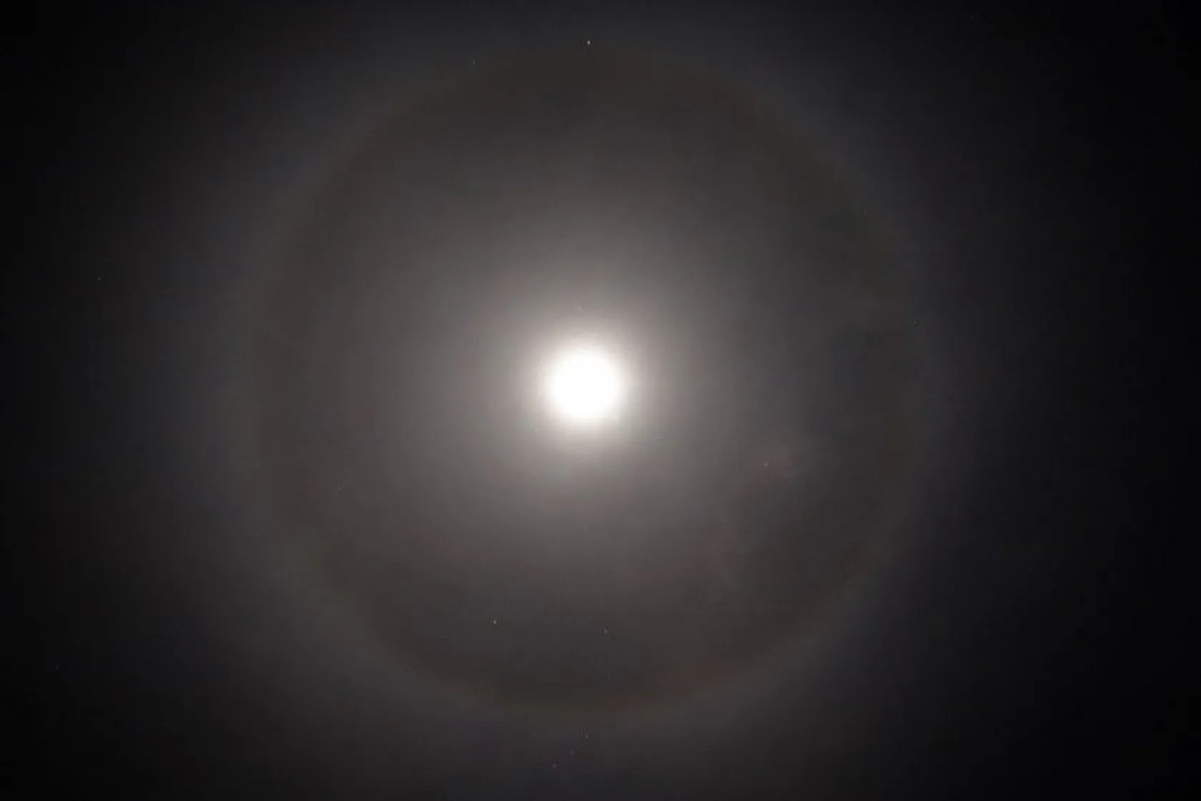 Ay halesi büyüledi