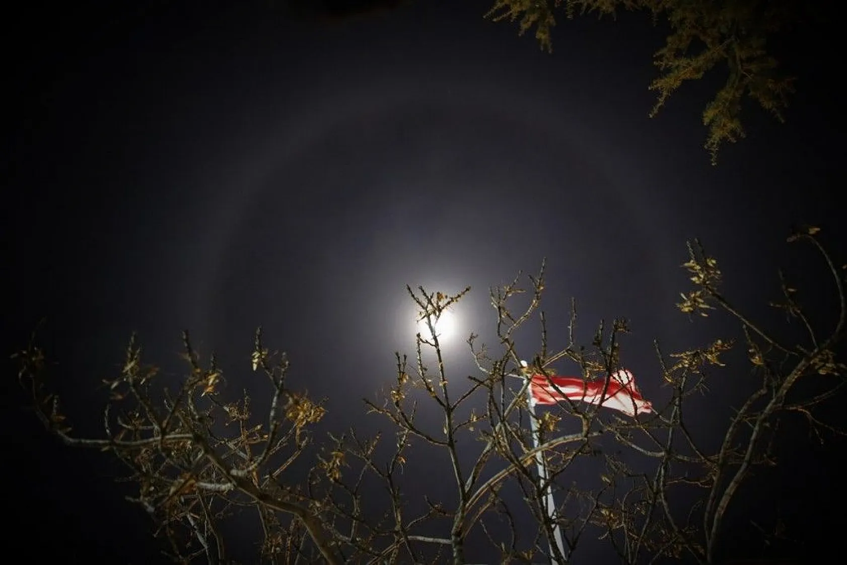 Ay halesi büyüledi