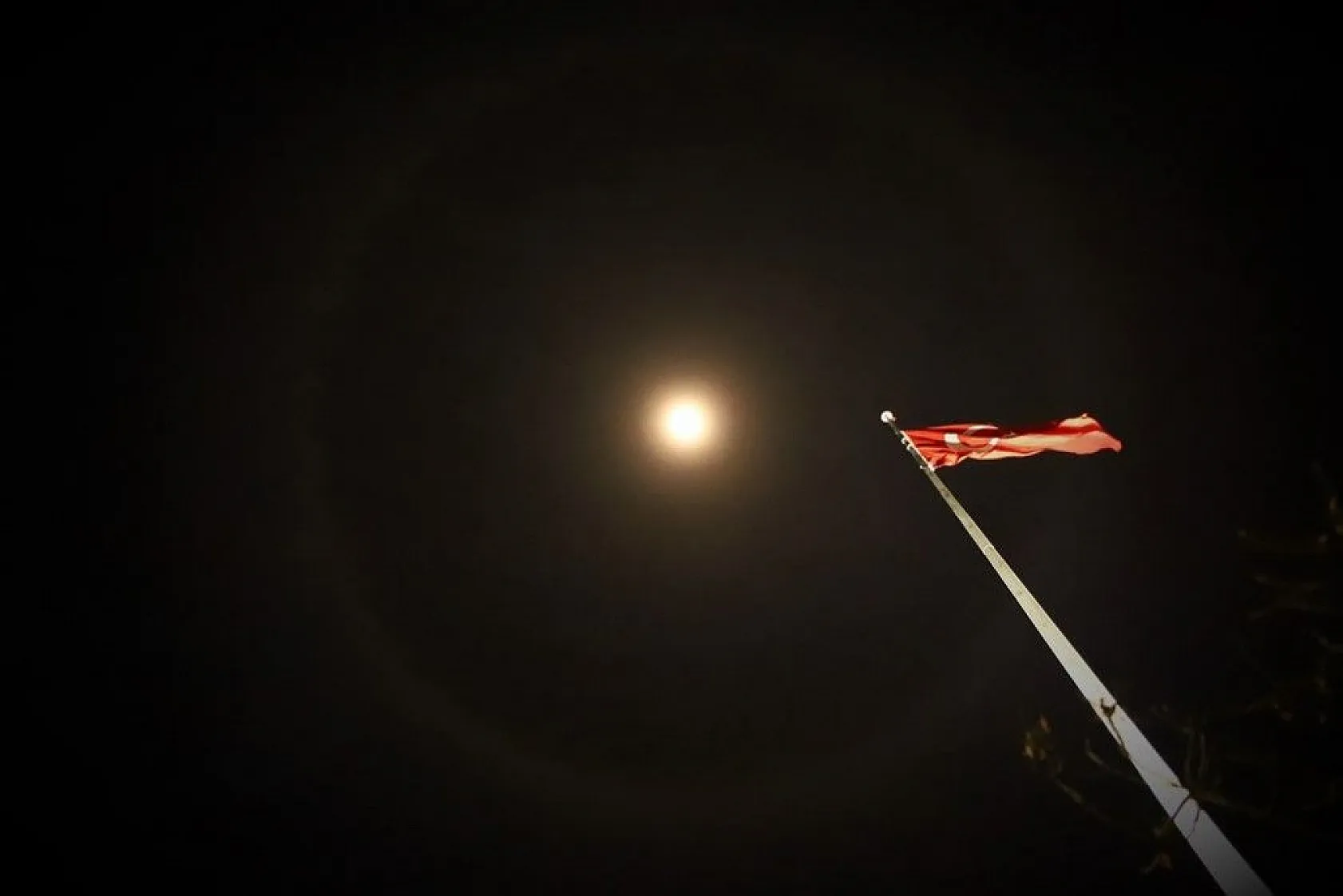 Ay halesi büyüledi