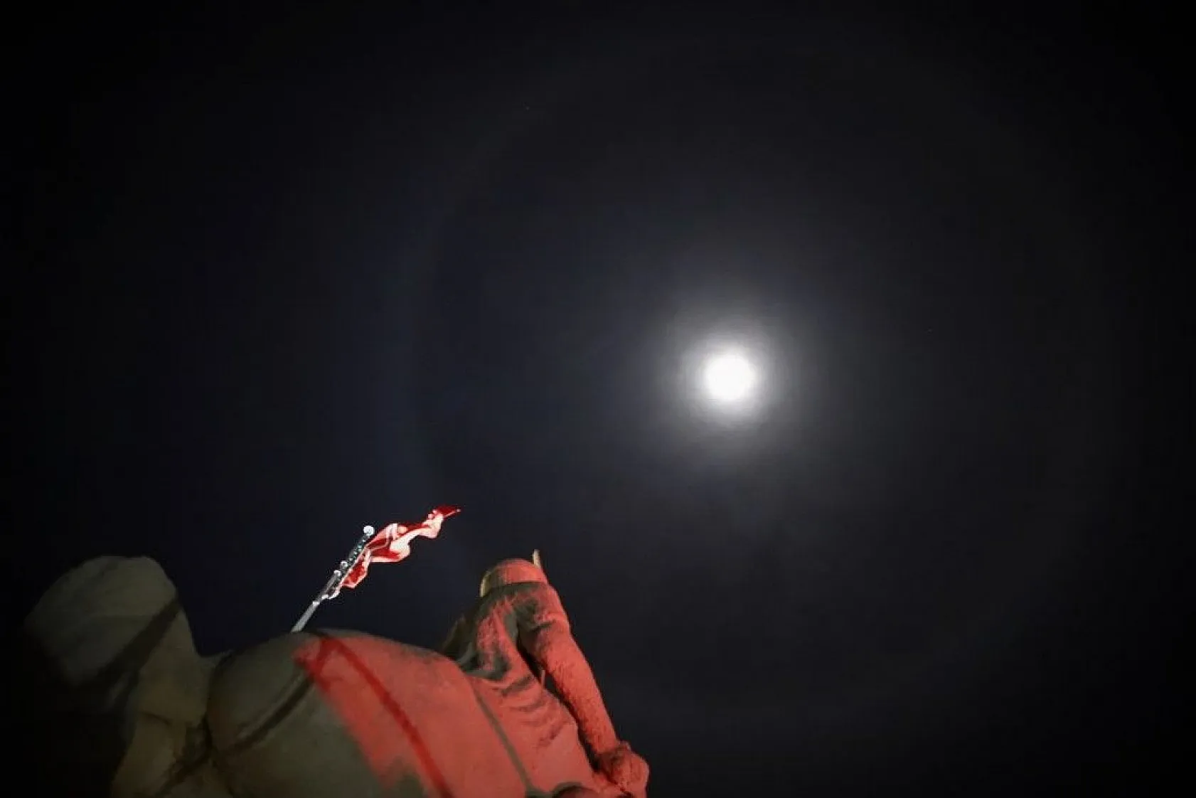 Ay halesi büyüledi