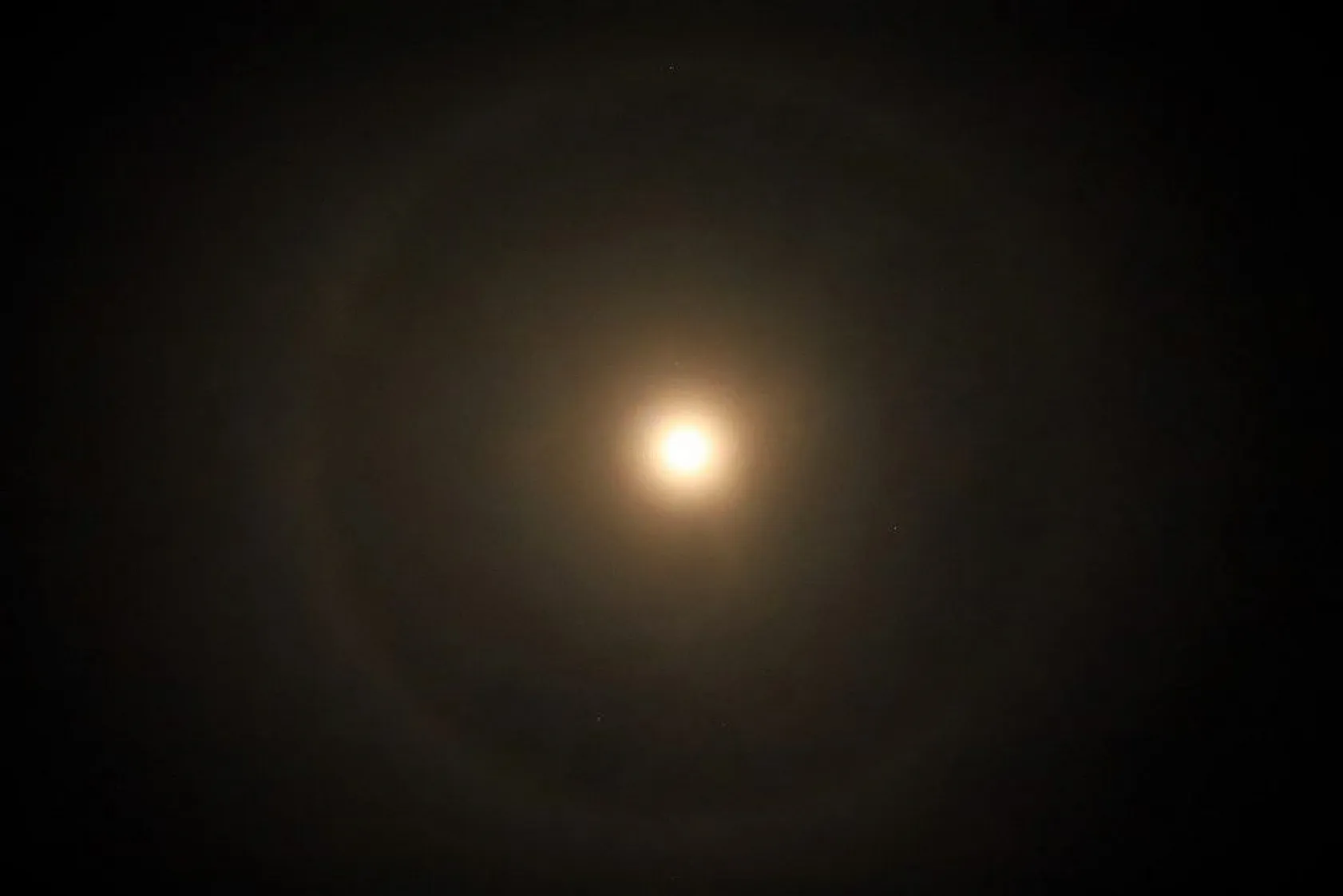 Ay halesi büyüledi