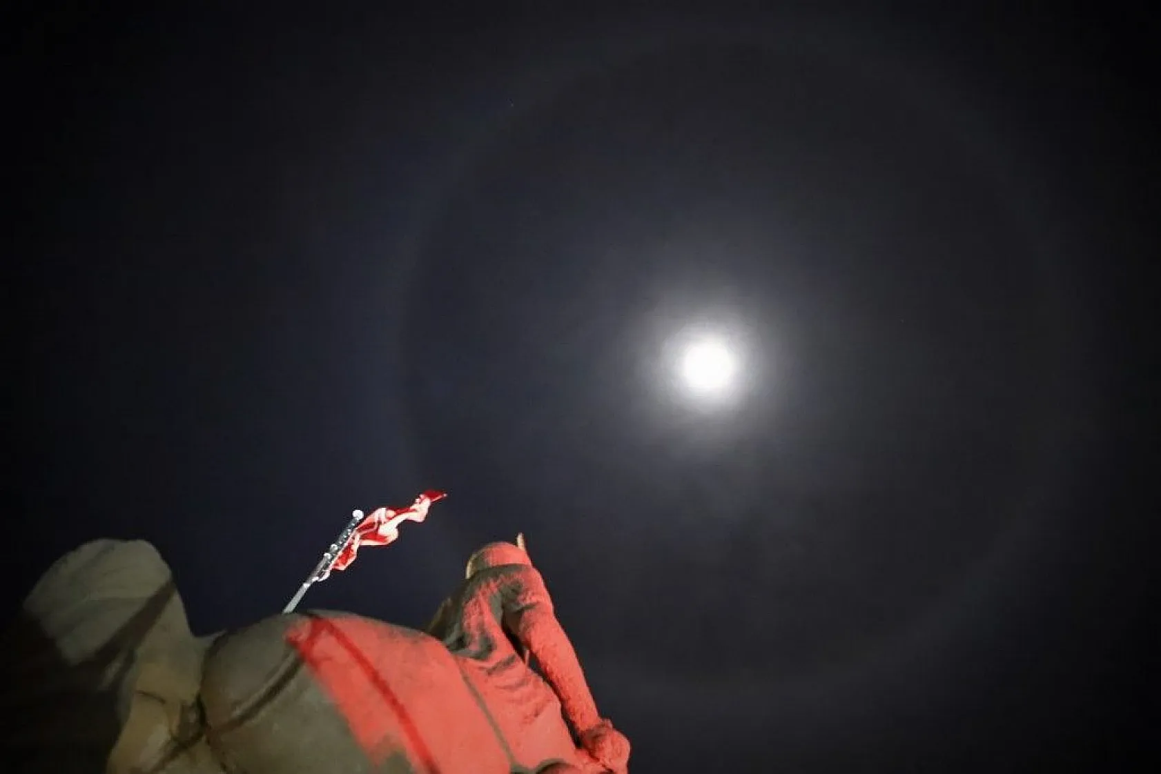 Ay halesi büyüledi