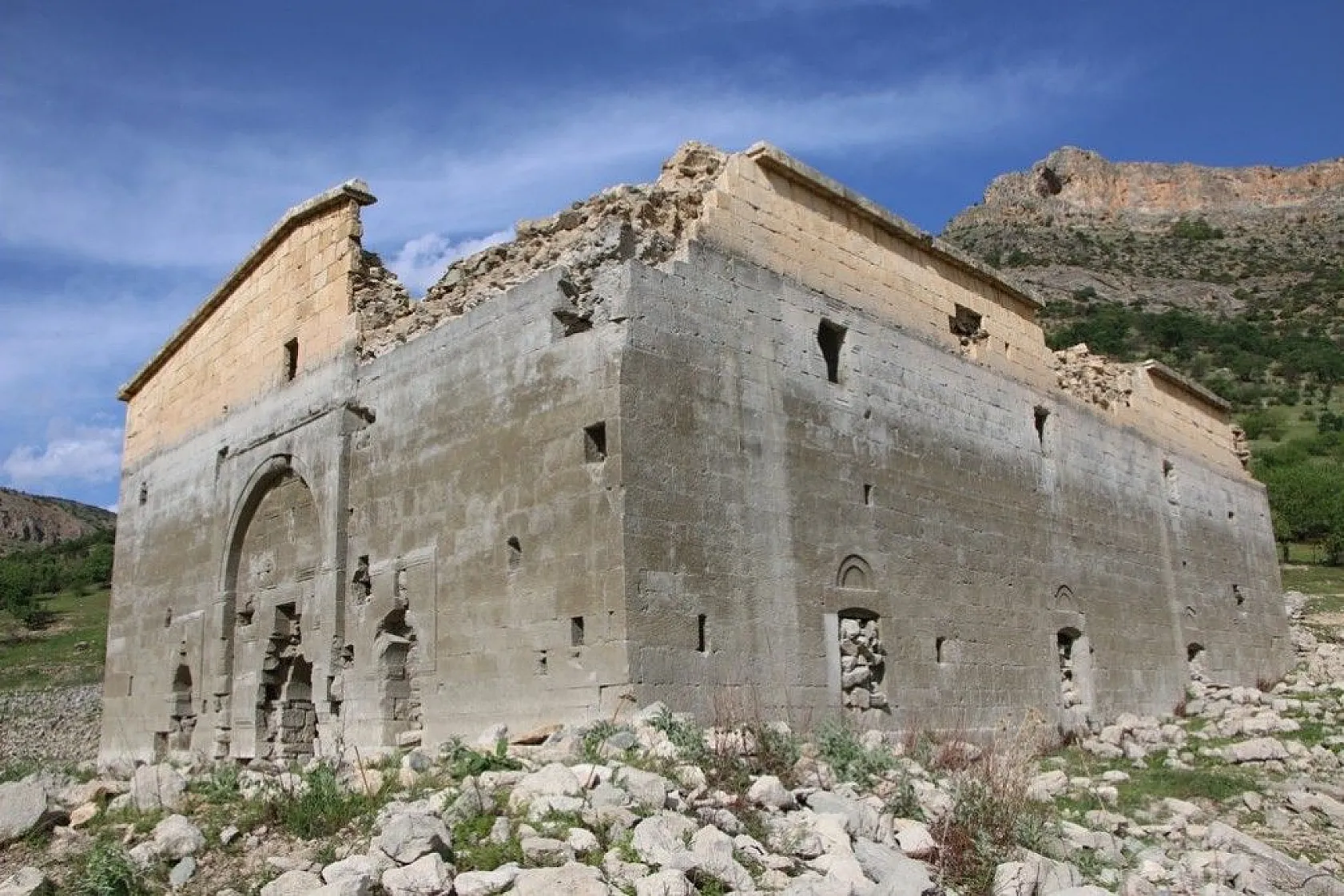 Barajda sular çekildi tarihi kilise gün yüzüne çıktı