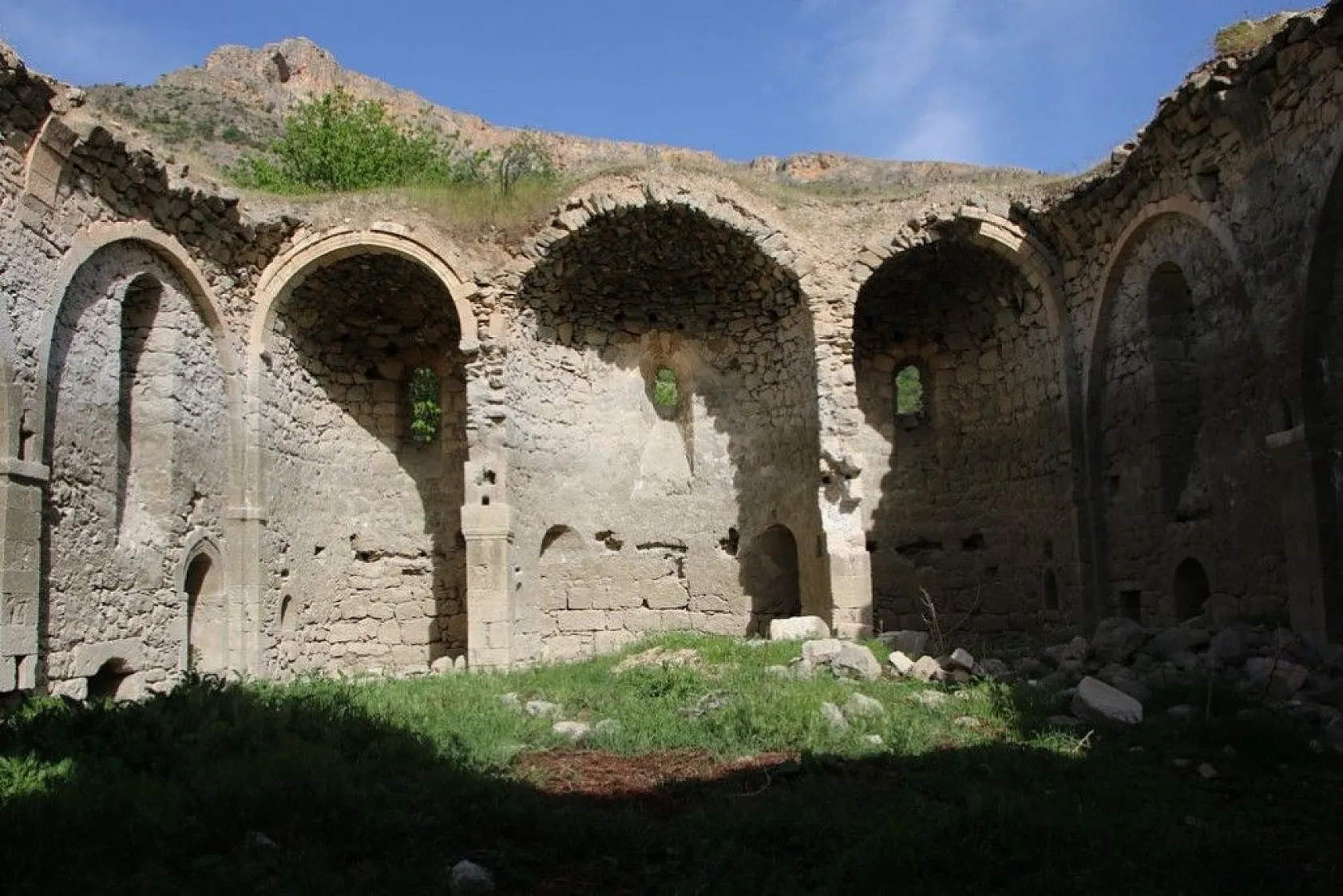 Barajda sular çekildi tarihi kilise gün yüzüne çıktı