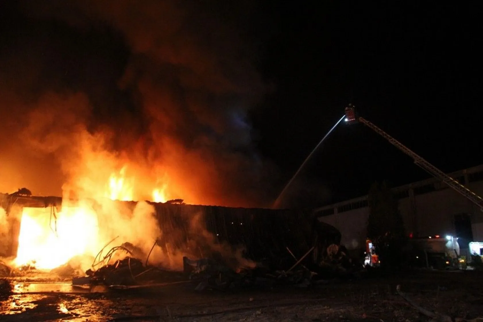 Elazığ'daki büyük yangın fotoğraf karelerine böyle yansıdı