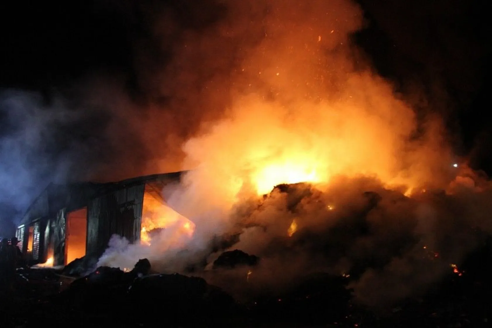 Elazığ'daki büyük yangın fotoğraf karelerine böyle yansıdı