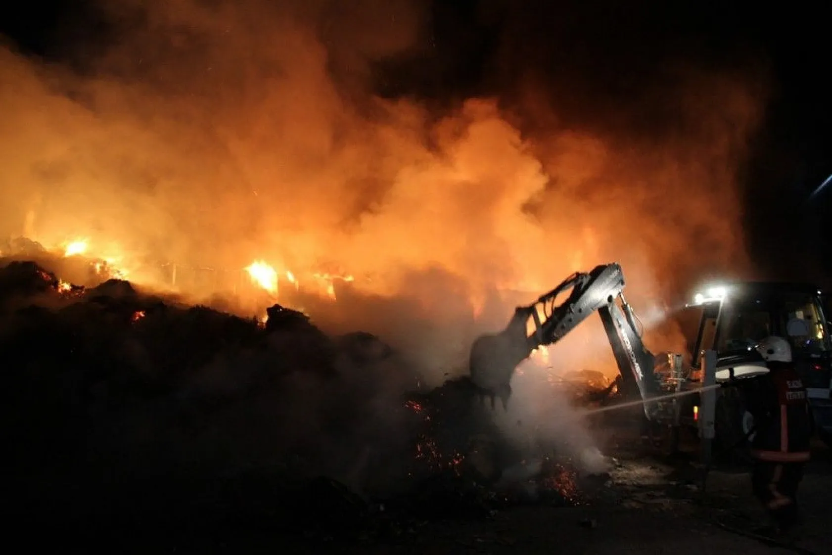 Elazığ'daki büyük yangın fotoğraf karelerine böyle yansıdı