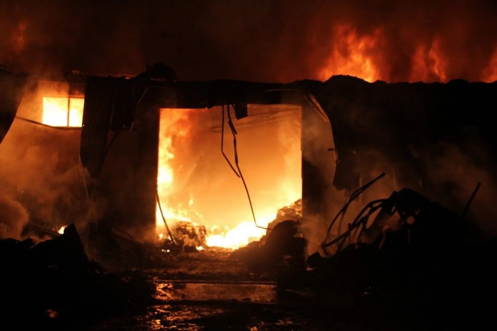 Elazığ'daki büyük yangın fotoğraf karelerine böyle yansıdı