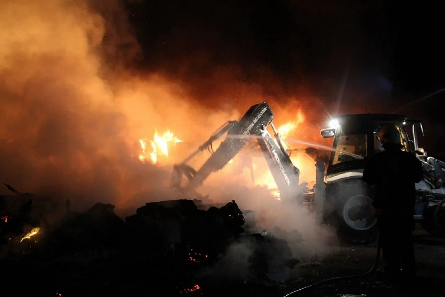 Elazığ'daki büyük yangın fotoğraf karelerine böyle yansıdı