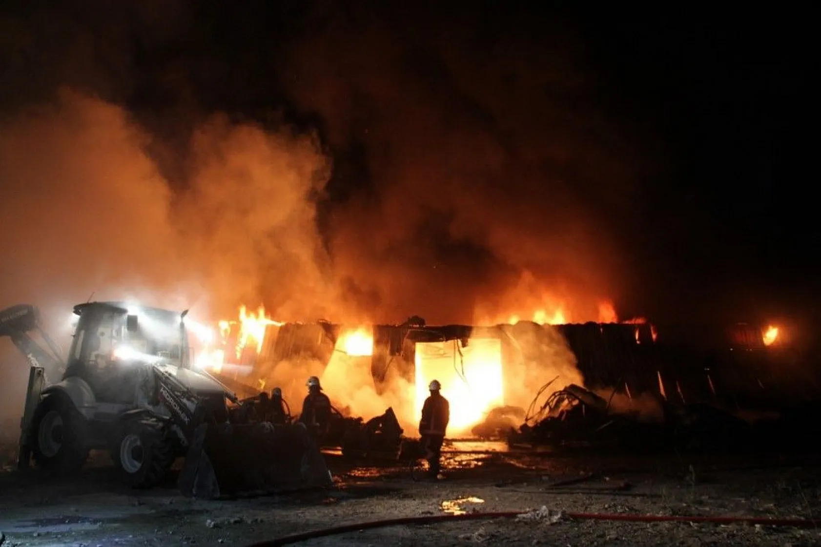 Elazığ'daki büyük yangın fotoğraf karelerine böyle yansıdı