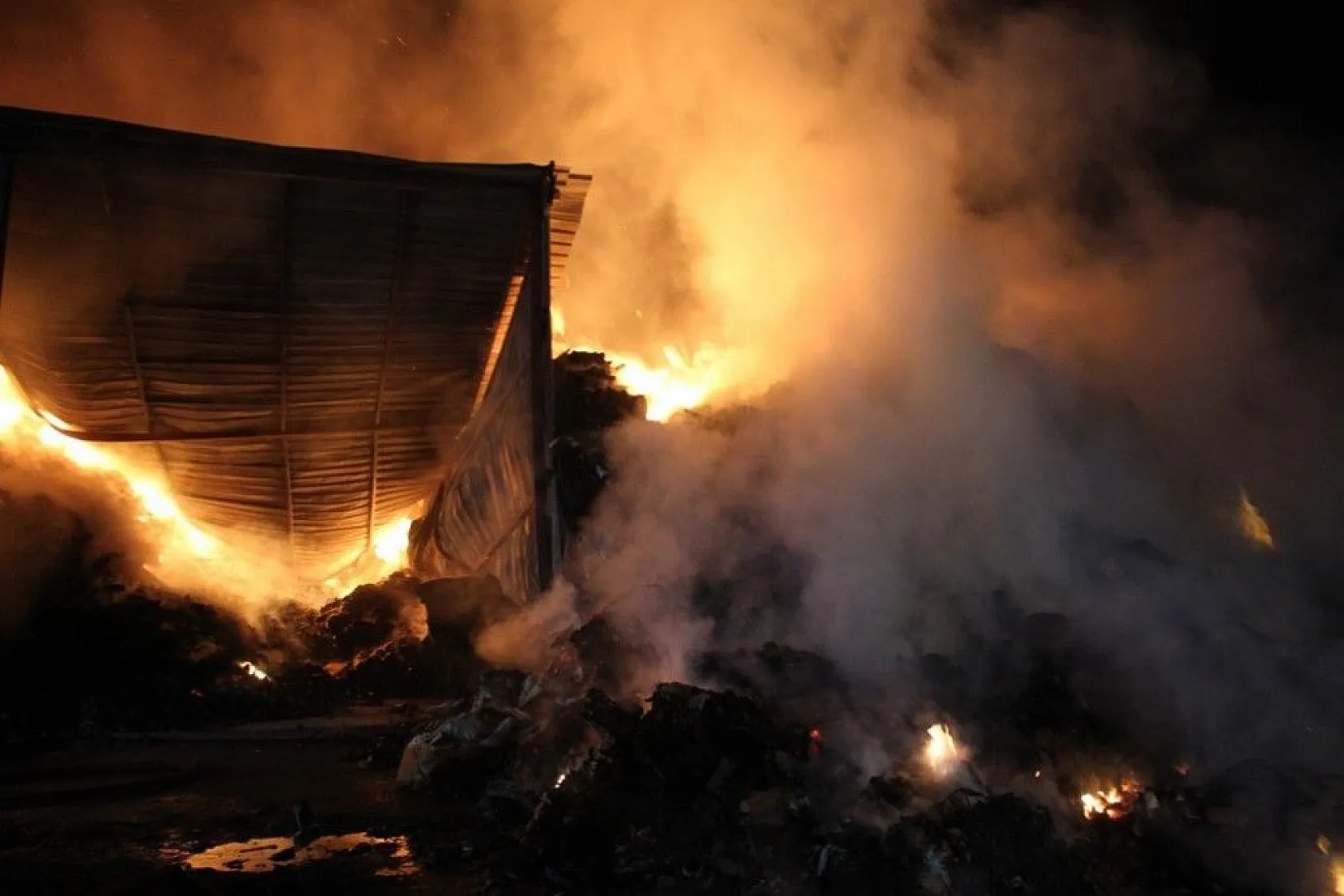 Elazığ'daki büyük yangın fotoğraf karelerine böyle yansıdı