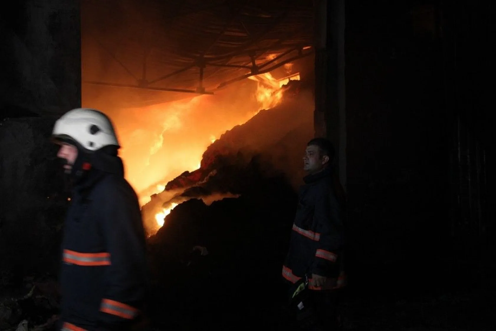 Elazığ'daki büyük yangın fotoğraf karelerine böyle yansıdı