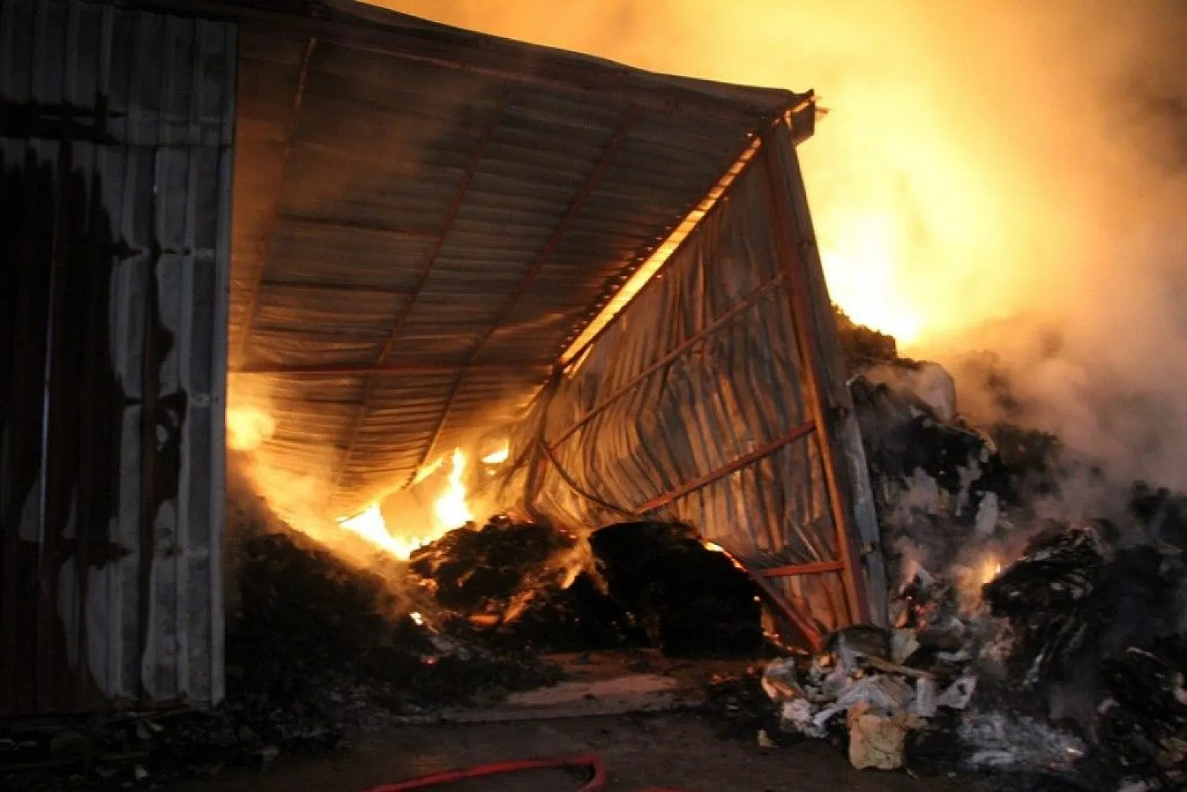 Elazığ'daki büyük yangın fotoğraf karelerine böyle yansıdı