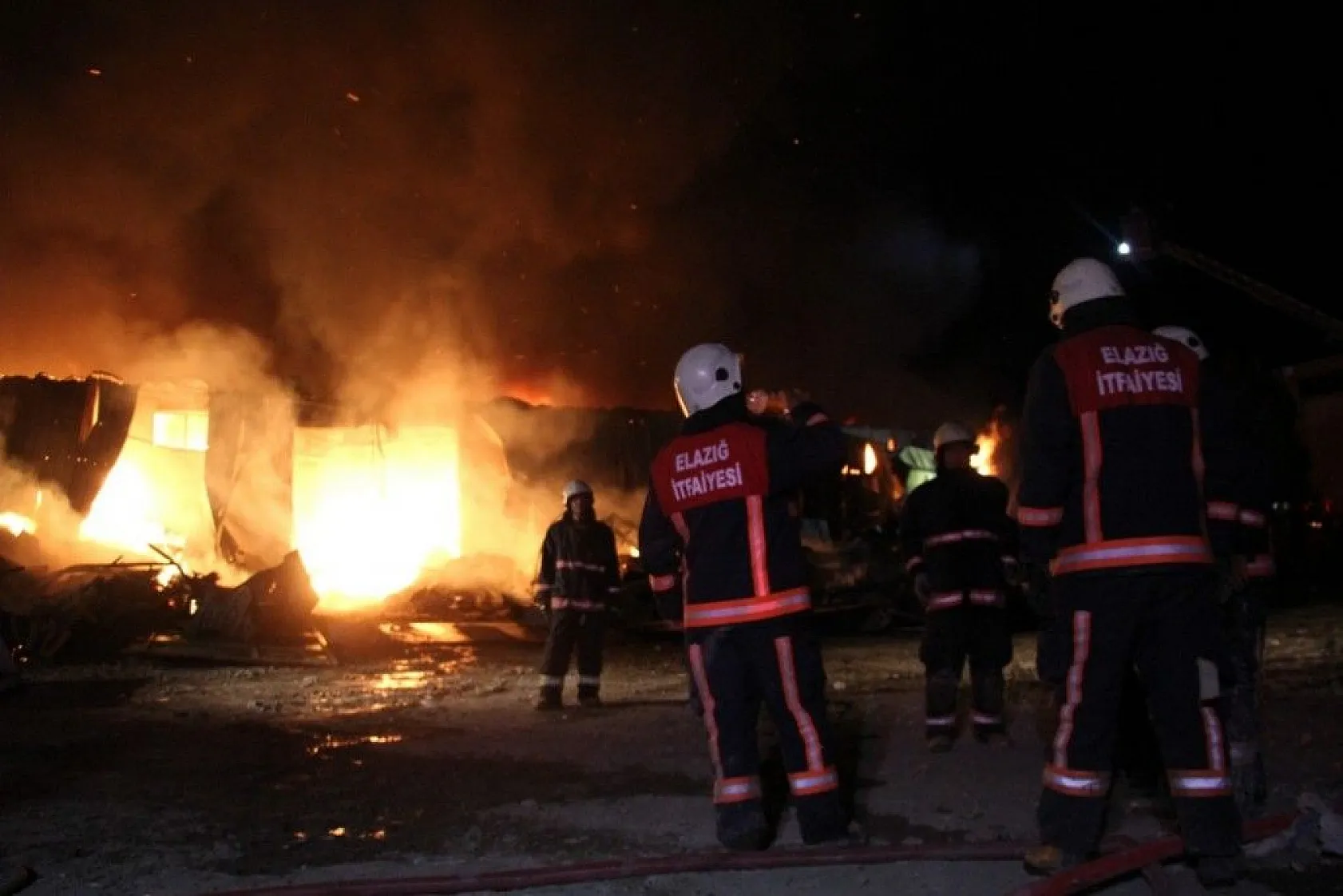 Elazığ'daki büyük yangın fotoğraf karelerine böyle yansıdı