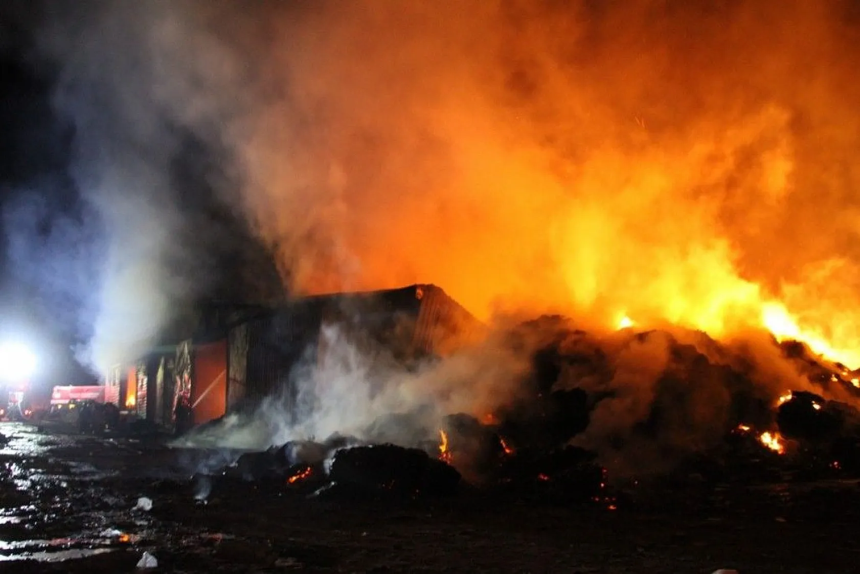 Elazığ'daki büyük yangın fotoğraf karelerine böyle yansıdı