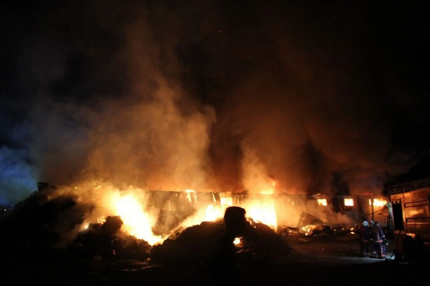 Elazığ'daki büyük yangın fotoğraf karelerine böyle yansıdı