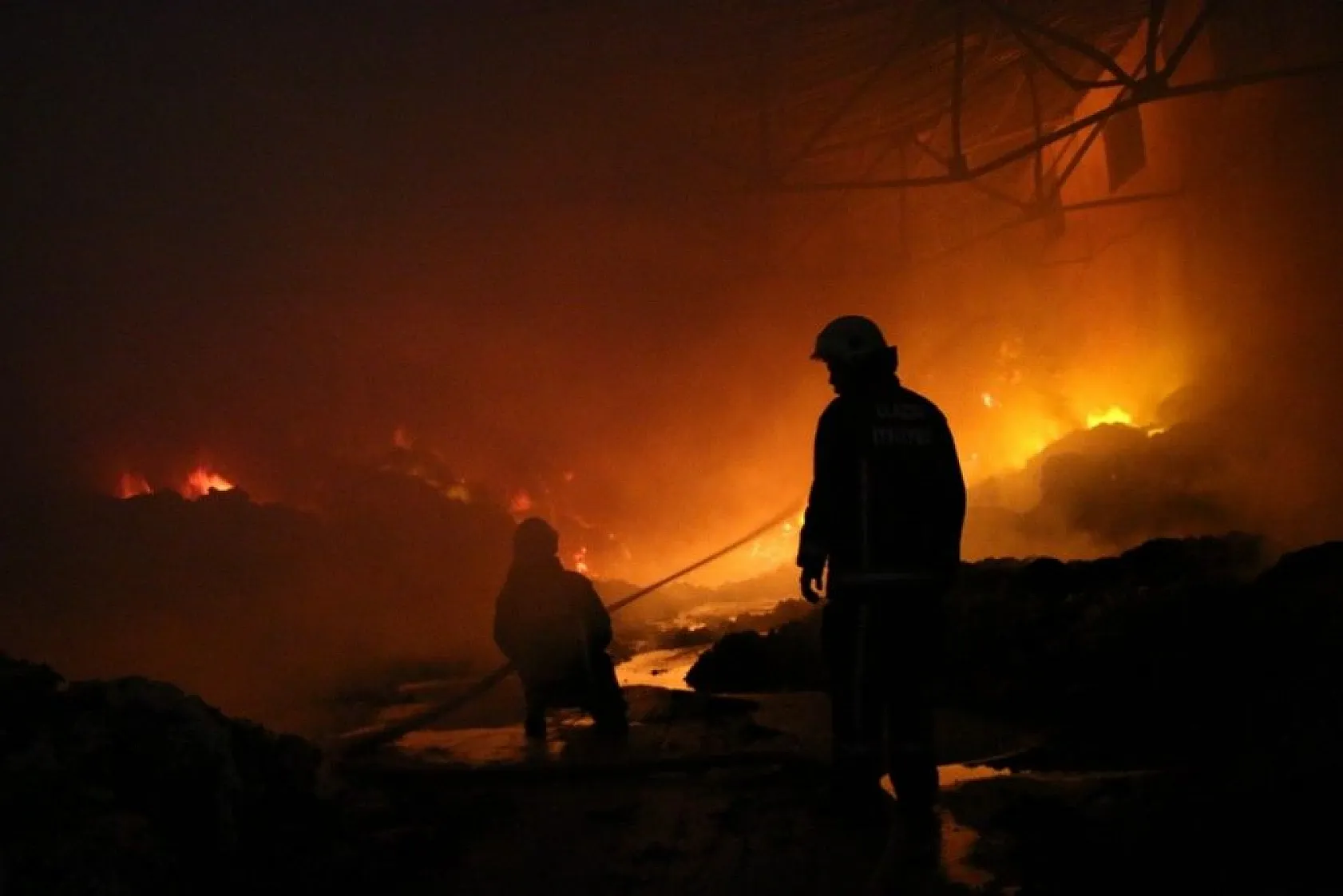Elazığ'daki büyük yangın fotoğraf karelerine böyle yansıdı