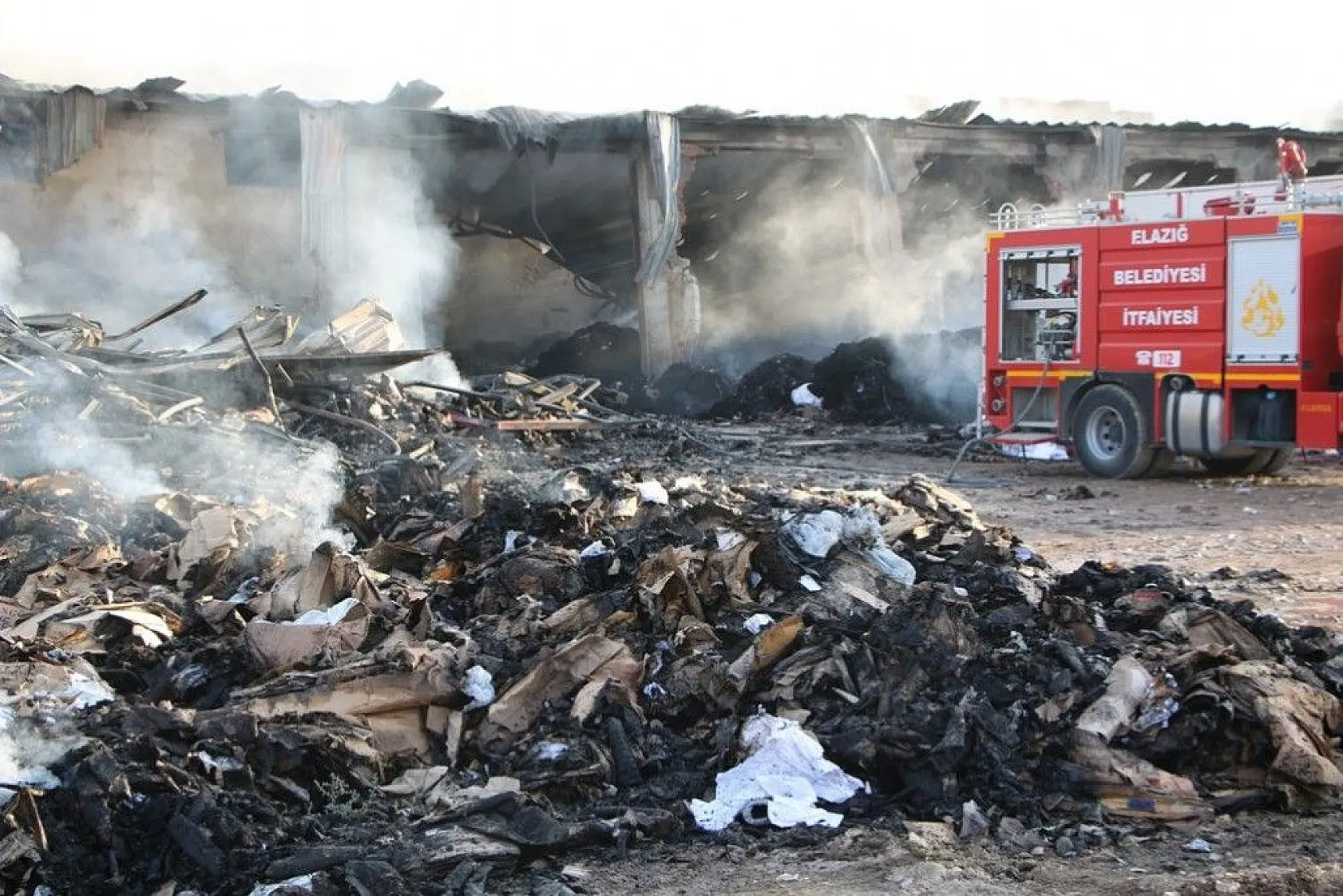 Elazığ'daki büyük yangın fotoğraf karelerine böyle yansıdı