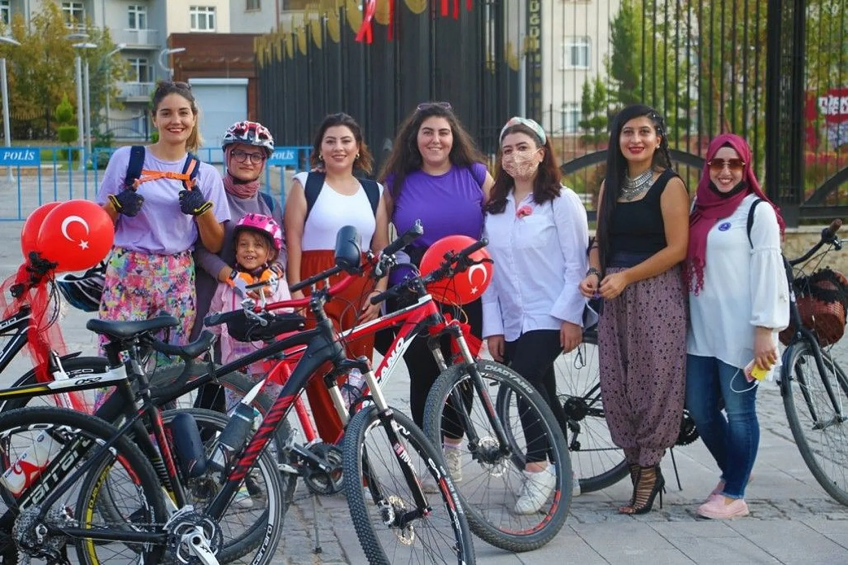 'Süslü Kadınlar' pedal çevirdi