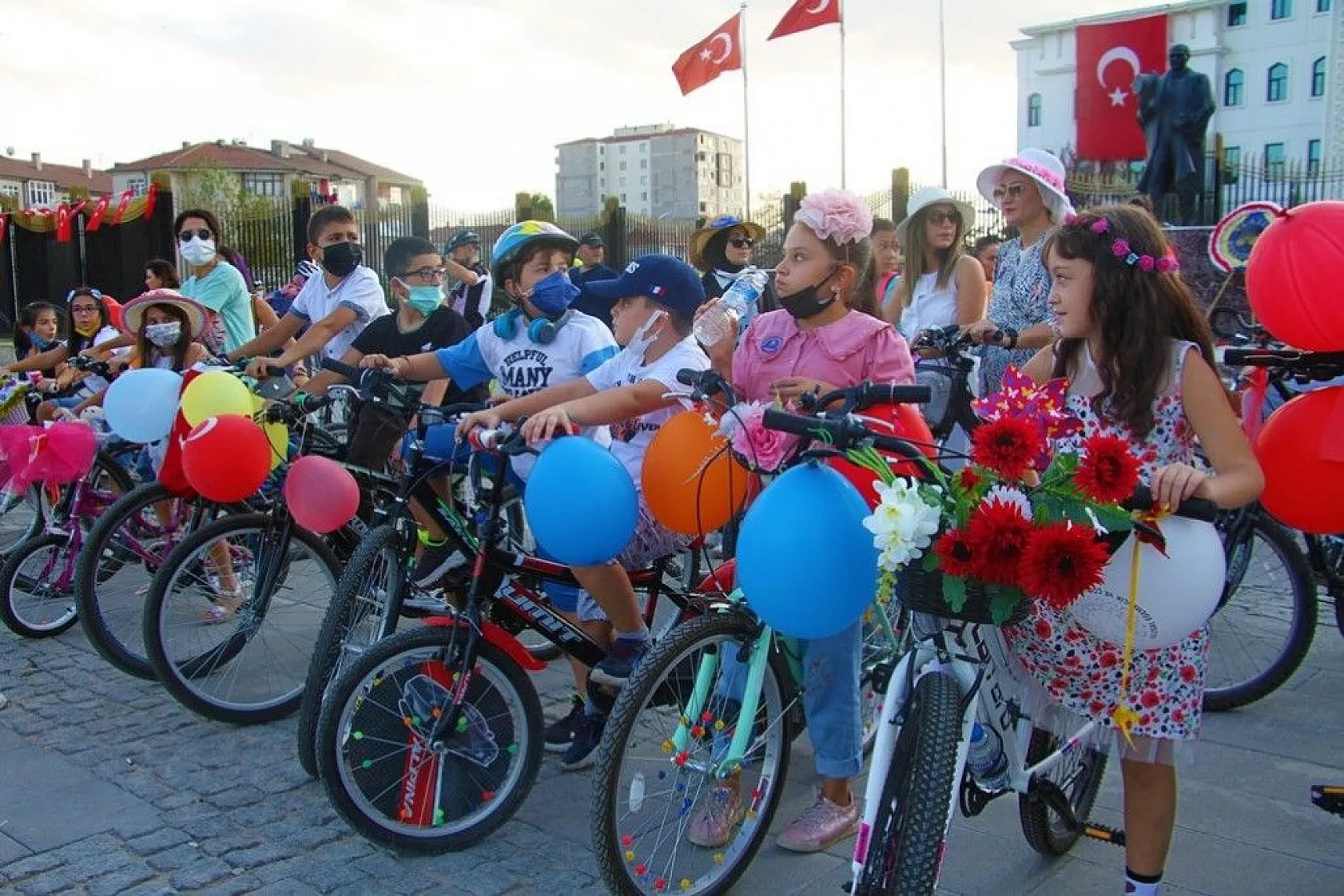 'Süslü Kadınlar' pedal çevirdi