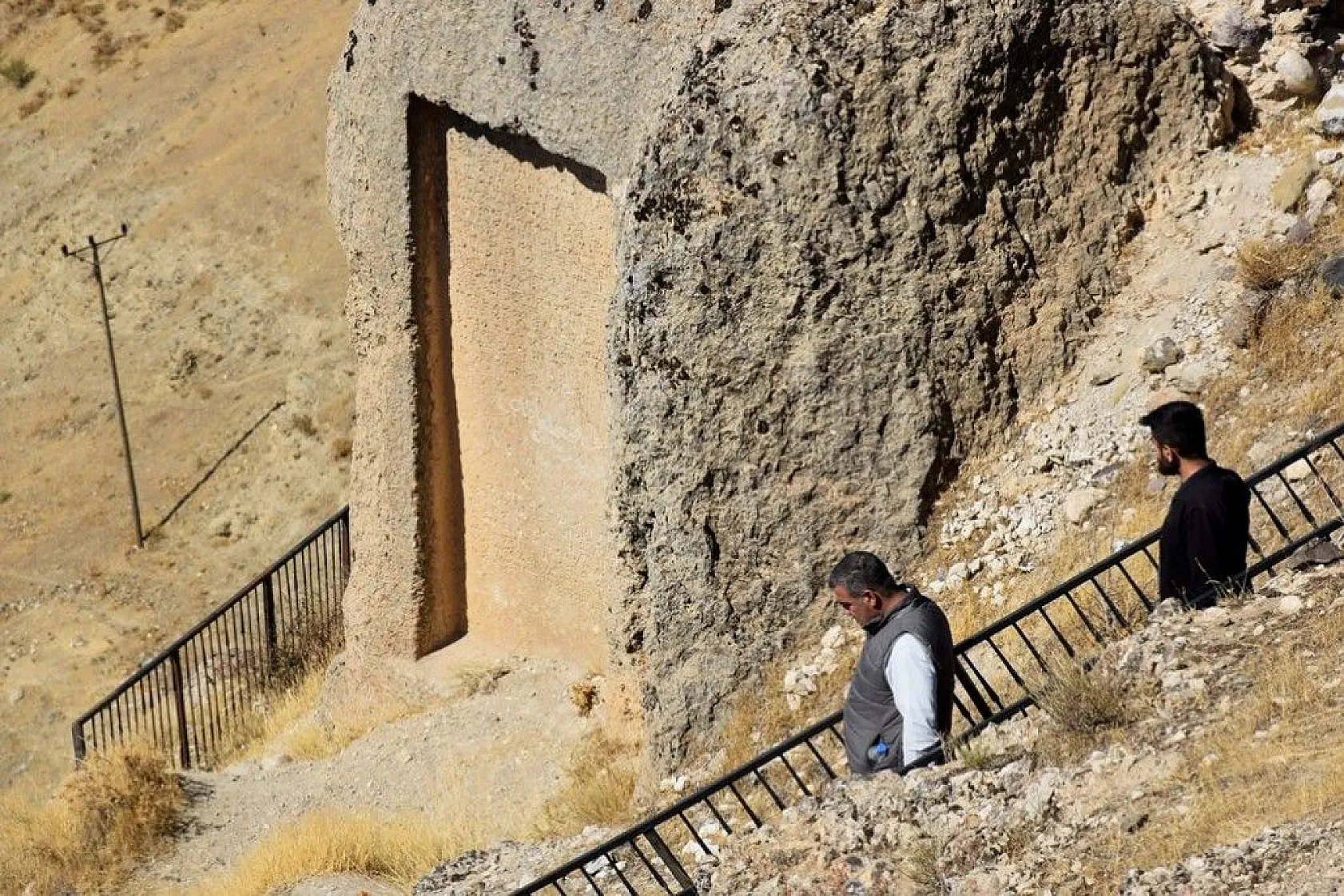 3 bin yıllık taş kitabe ilk günkü ihtişamını koruyor