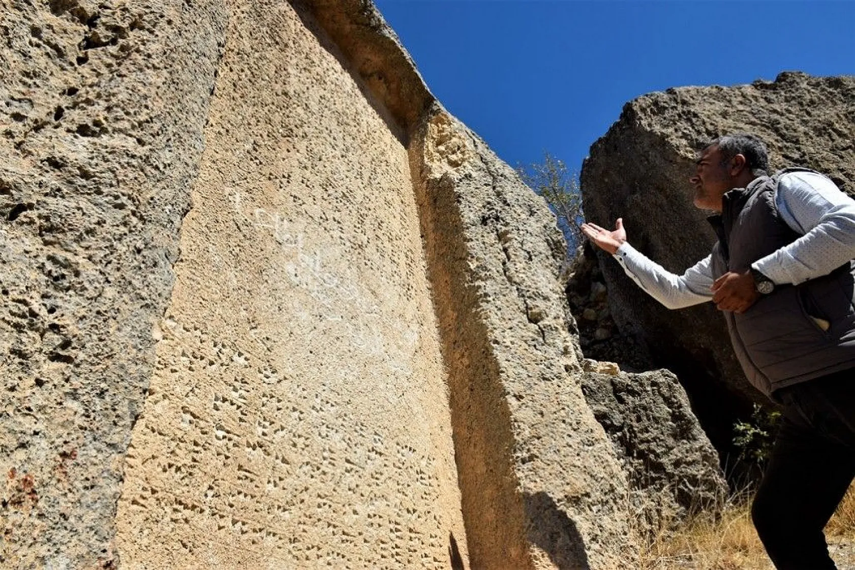 3 bin yıllık taş kitabe ilk günkü ihtişamını koruyor