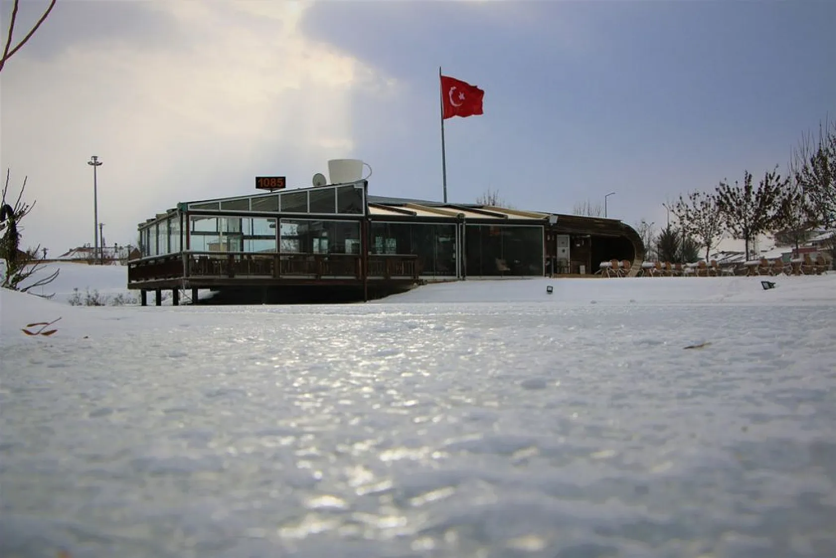 Soğuk hava süs havuzlarını dondurdu