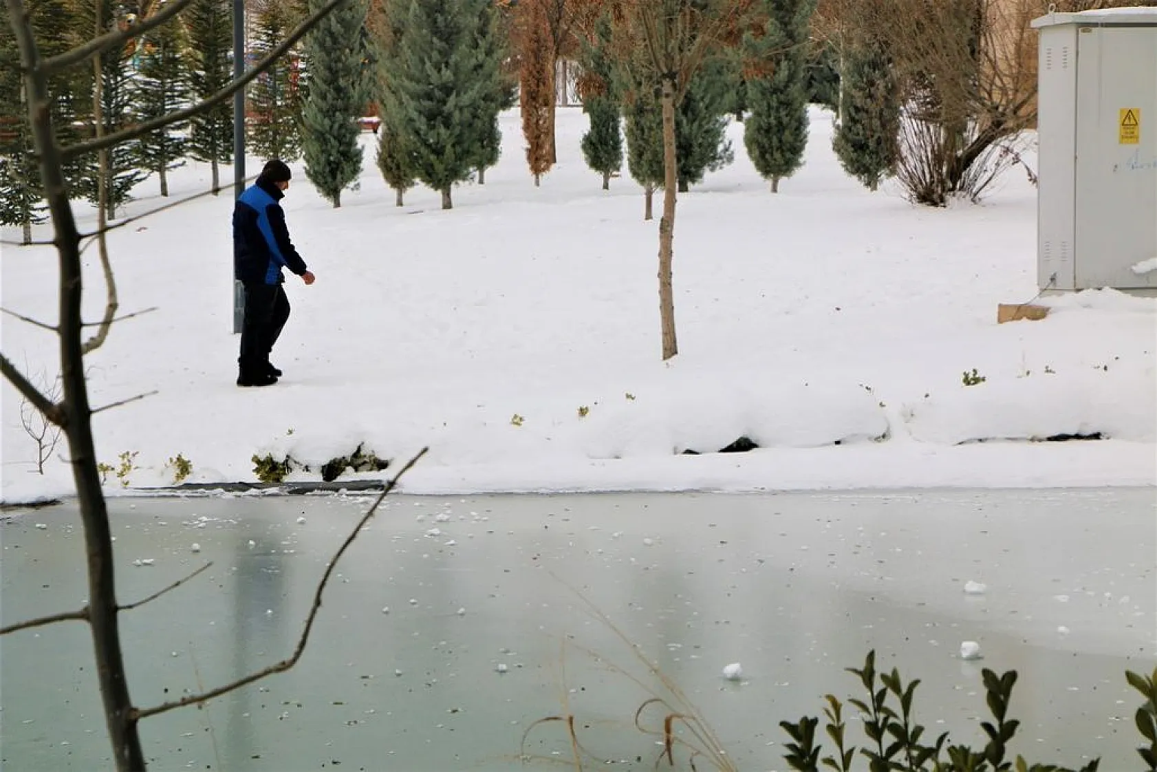 Soğuk hava süs havuzlarını dondurdu