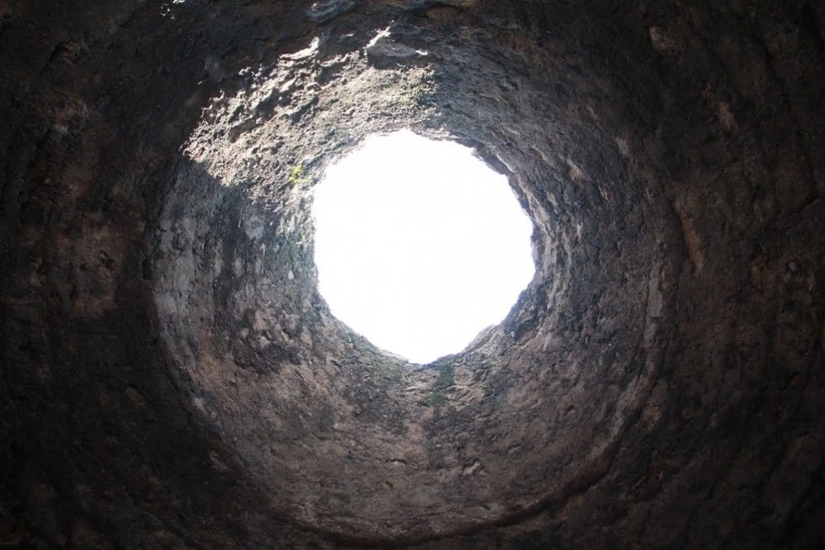 Abutahir'de manzarası ile dikkat çeken bin yıllık kümbet