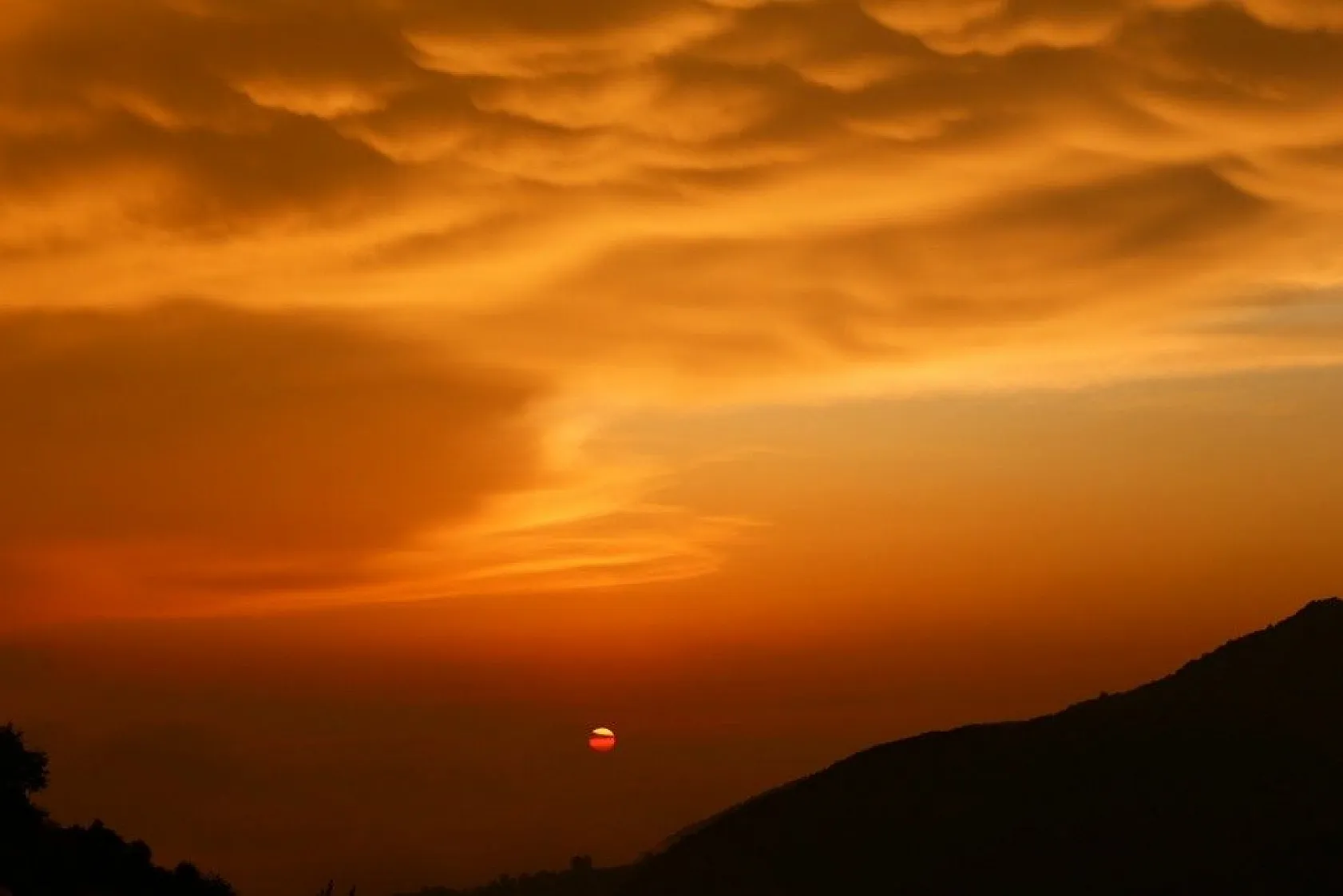 Türkiye'de ender görülen memeli bulutlar Hatay'da görüntülendi