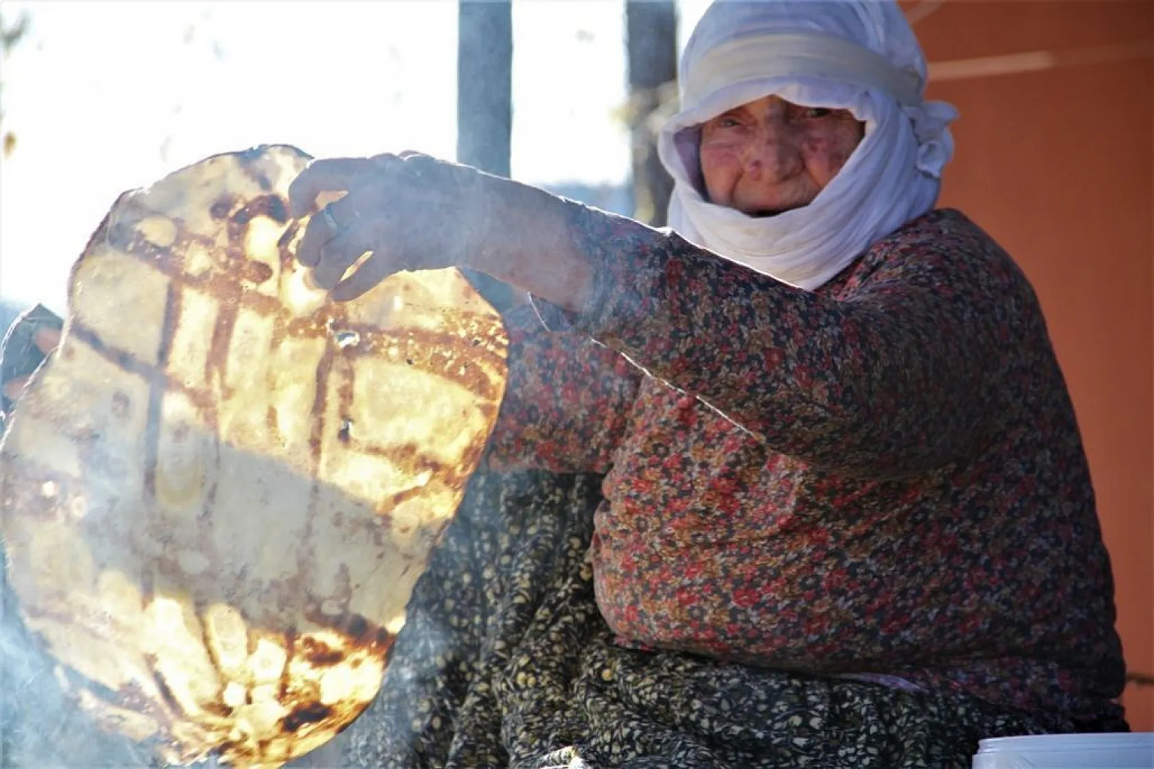 97 yaşında 67 yıldır tandır ekmeği pişiriyor