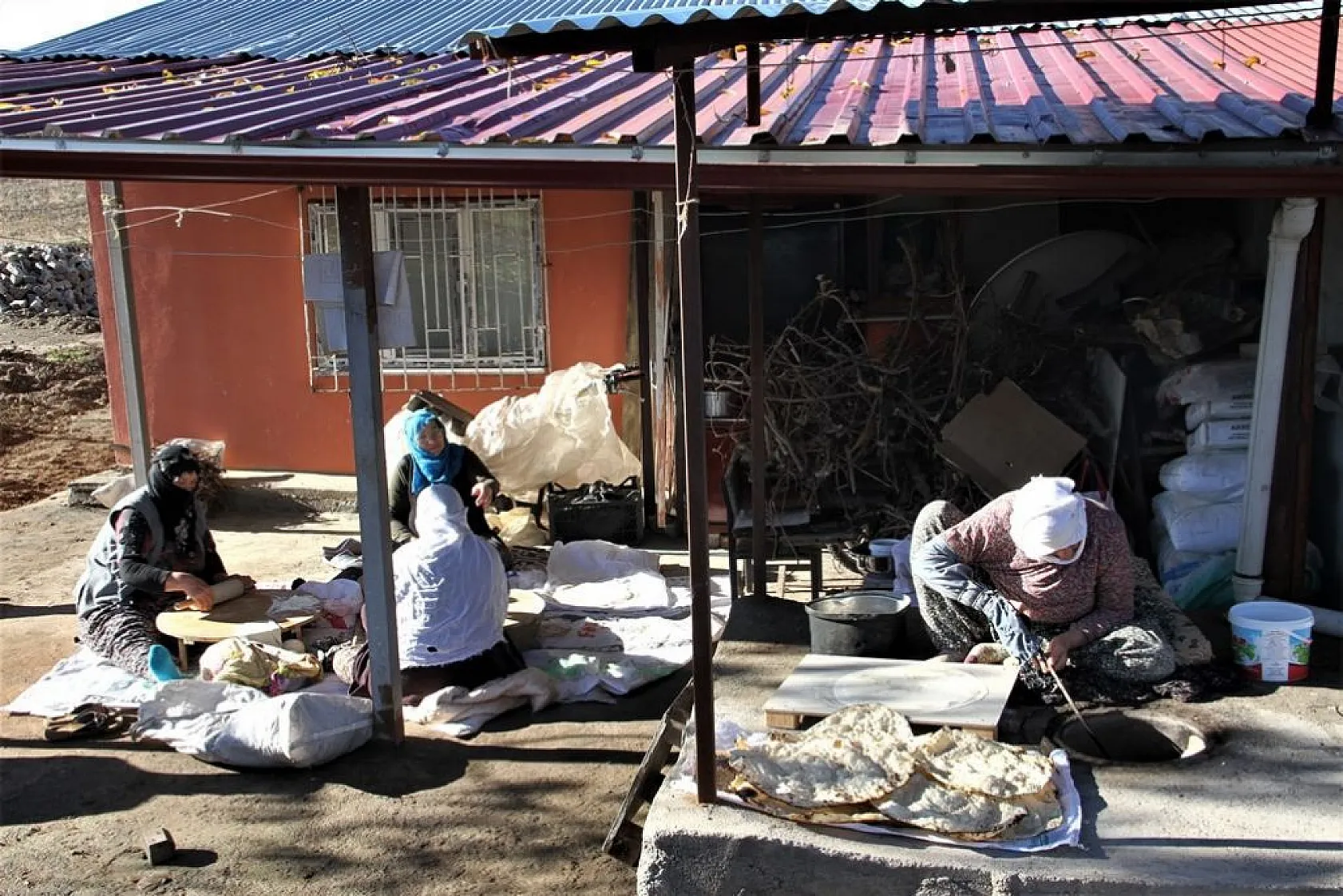 97 yaşında 67 yıldır tandır ekmeği pişiriyor