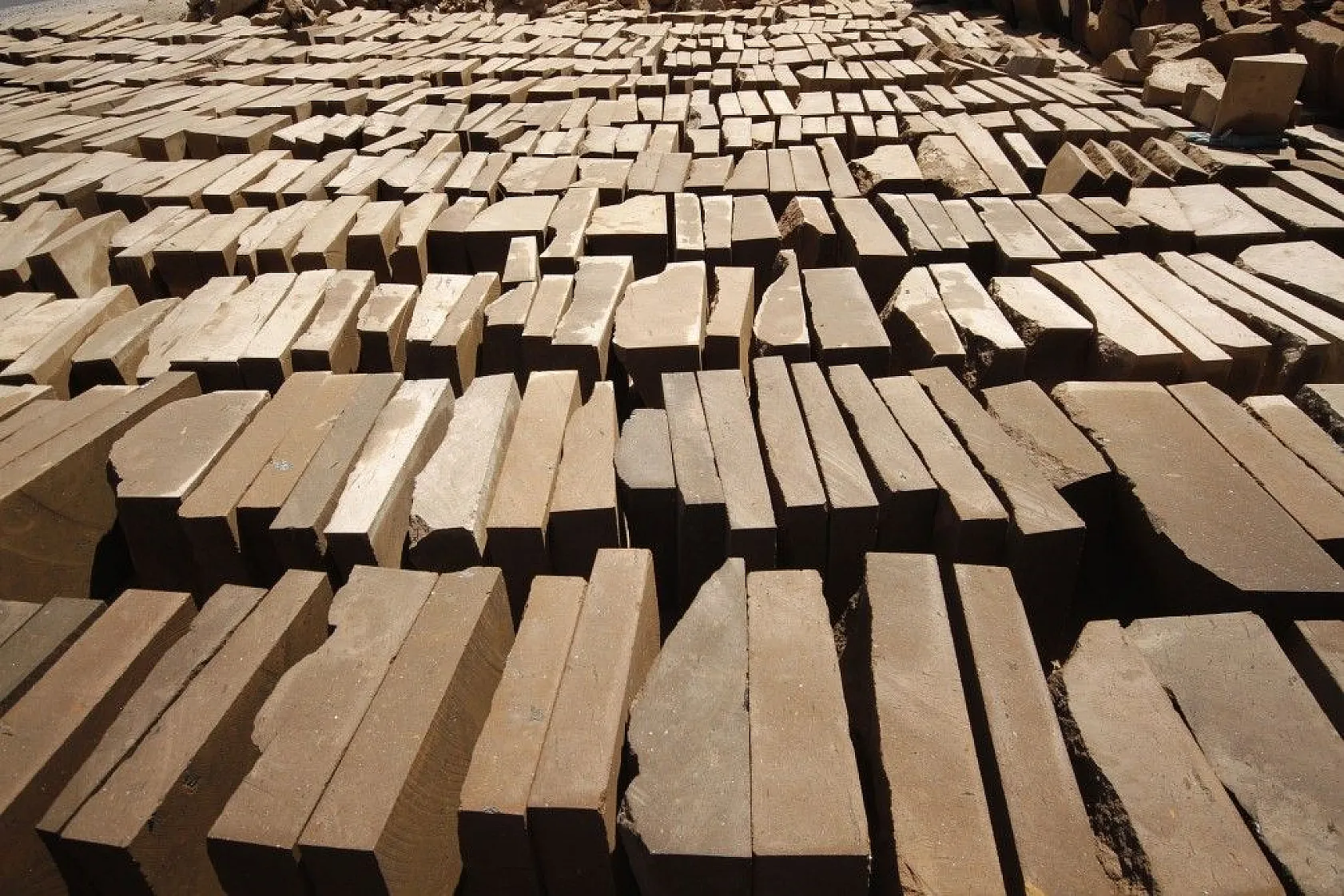 Kavurucu sıcakta ekmeklerini taştan çıkarıyorlar