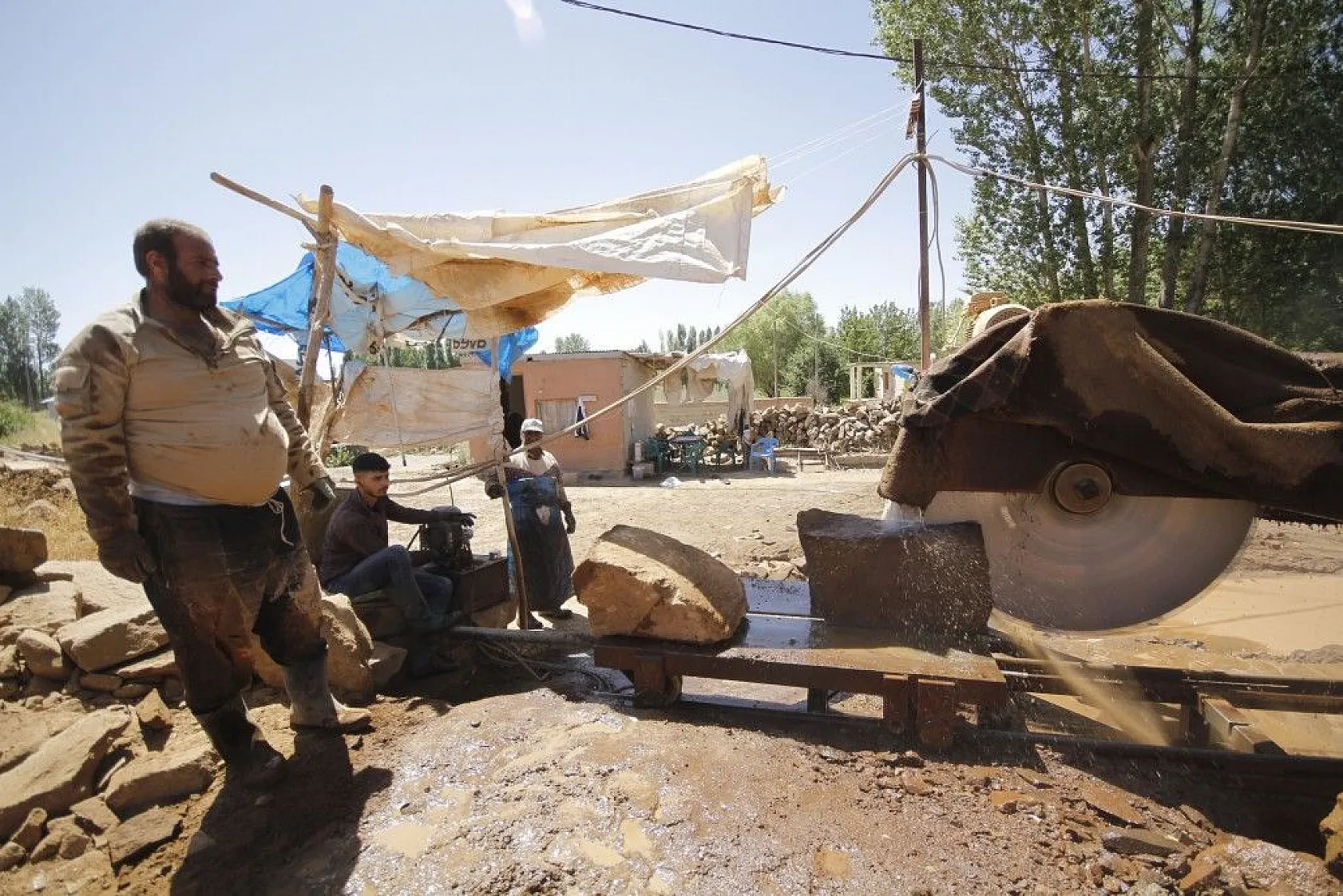 Kavurucu sıcakta ekmeklerini taştan çıkarıyorlar