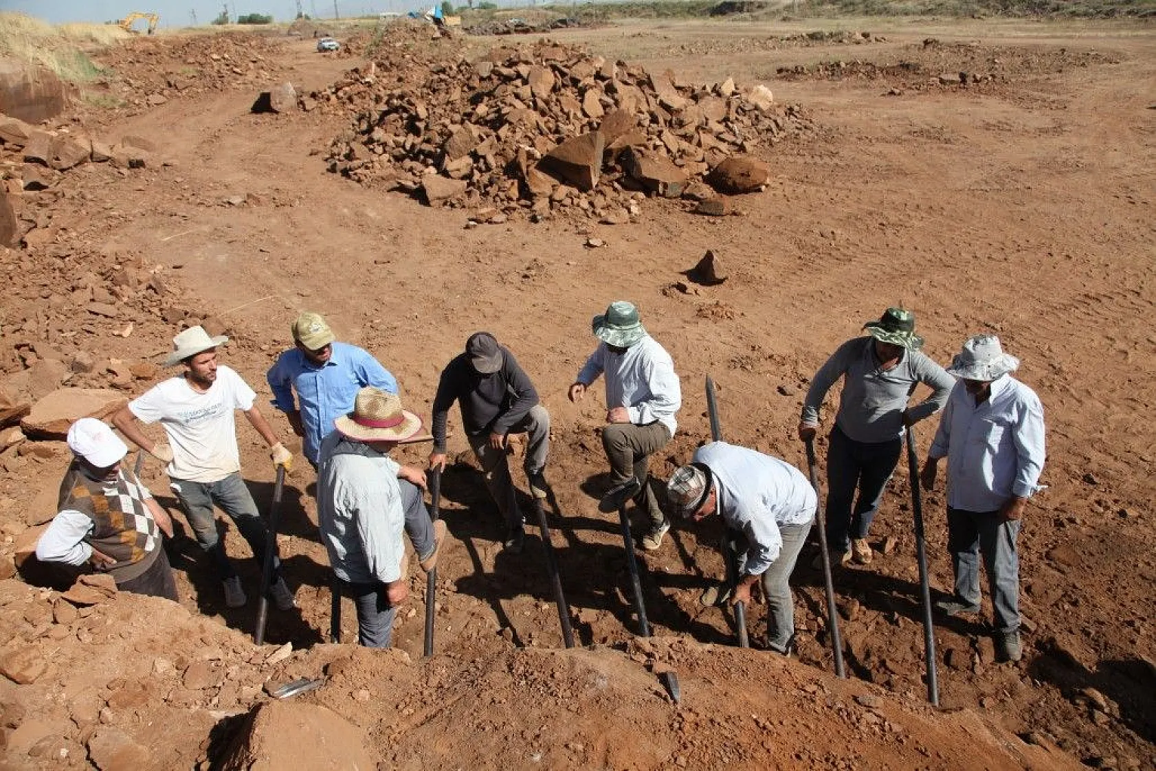 Kavurucu sıcakta ekmeklerini taştan çıkarıyorlar