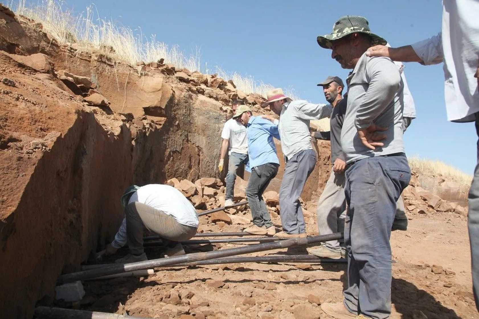 Kavurucu sıcakta ekmeklerini taştan çıkarıyorlar