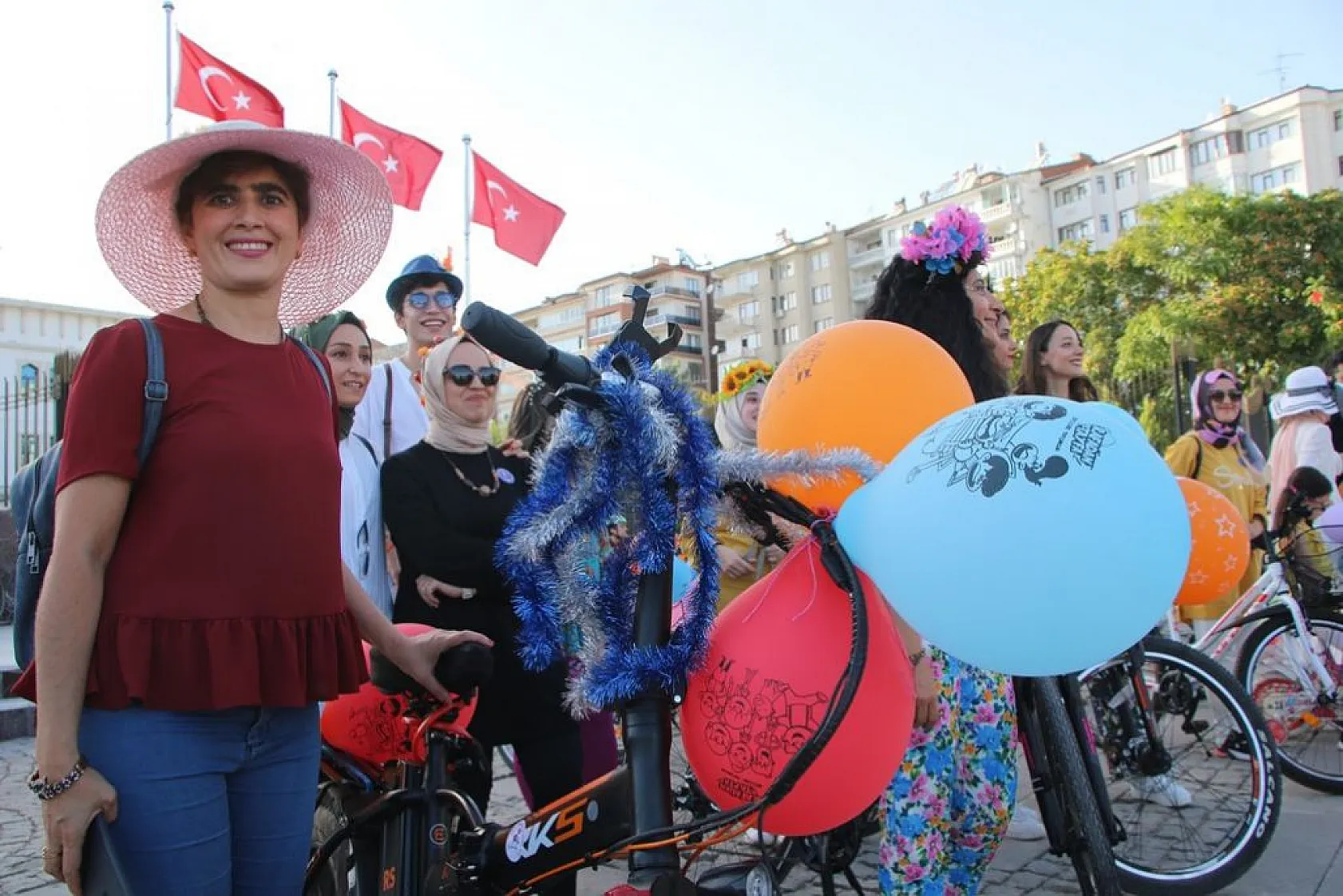 'Süslü Kadınlar' pedal çevirdi